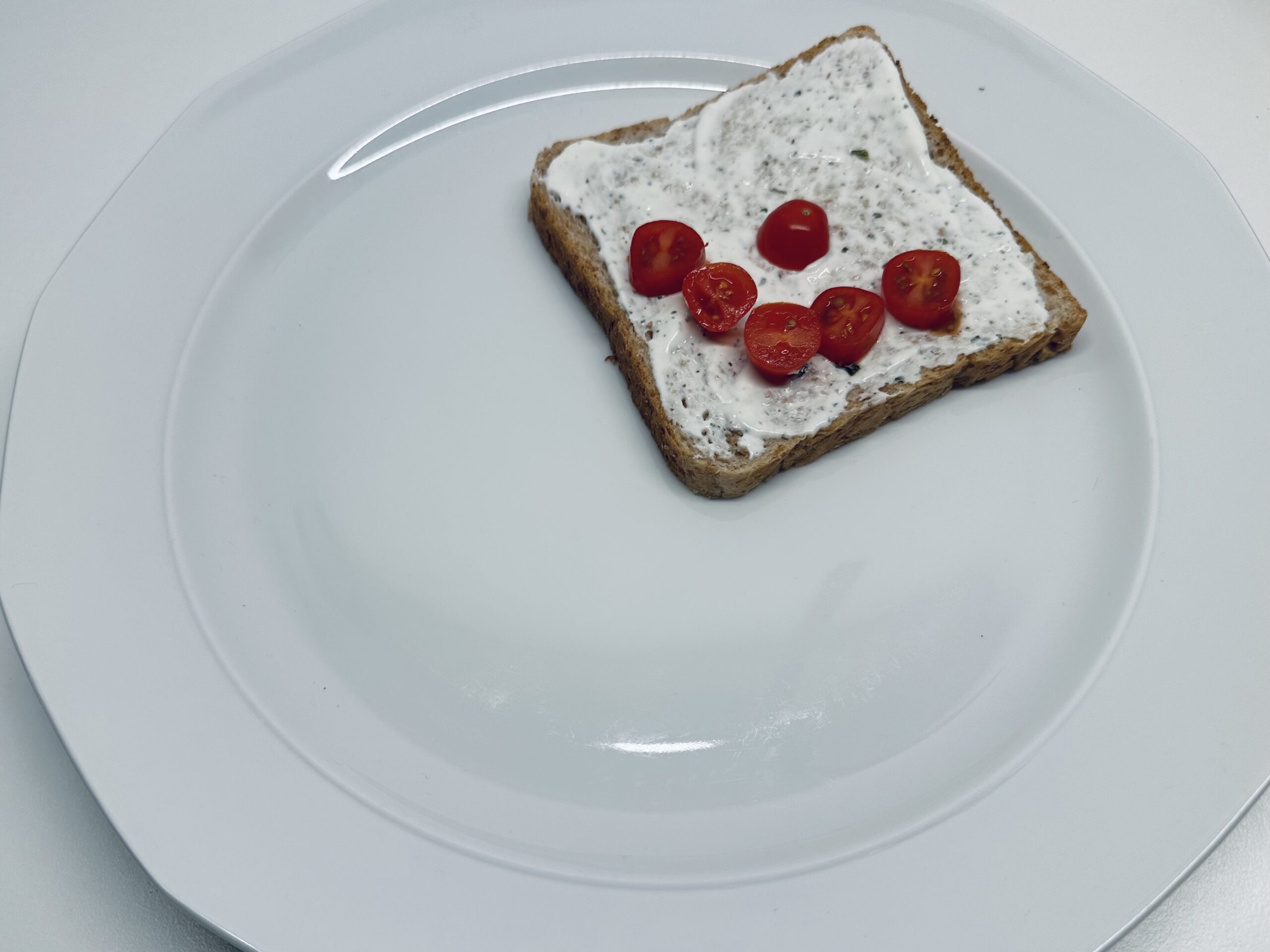 Bild zum Schritt 10 für das Bastel- und DIY-Abenteuer für Kinder: 'Habt ihr Mund und Nase gelegt, könnt ihr das Toast...'