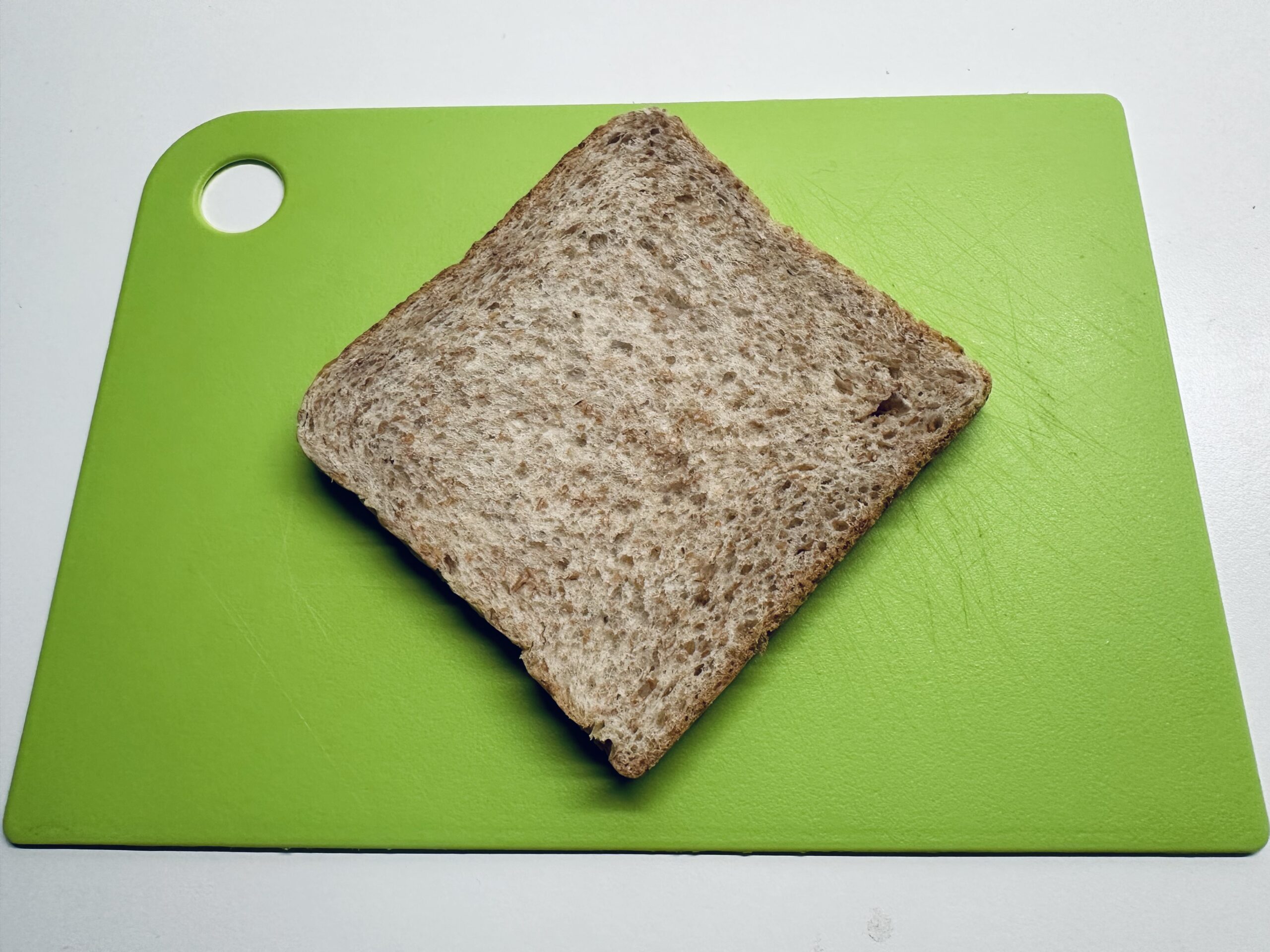 Bild zum Schritt 2 für das Bastel- und DIY-Abenteuer für Kinder: 'Nehmt ein Toastbrot (egal ob getoastet oder nicht) und legt...'