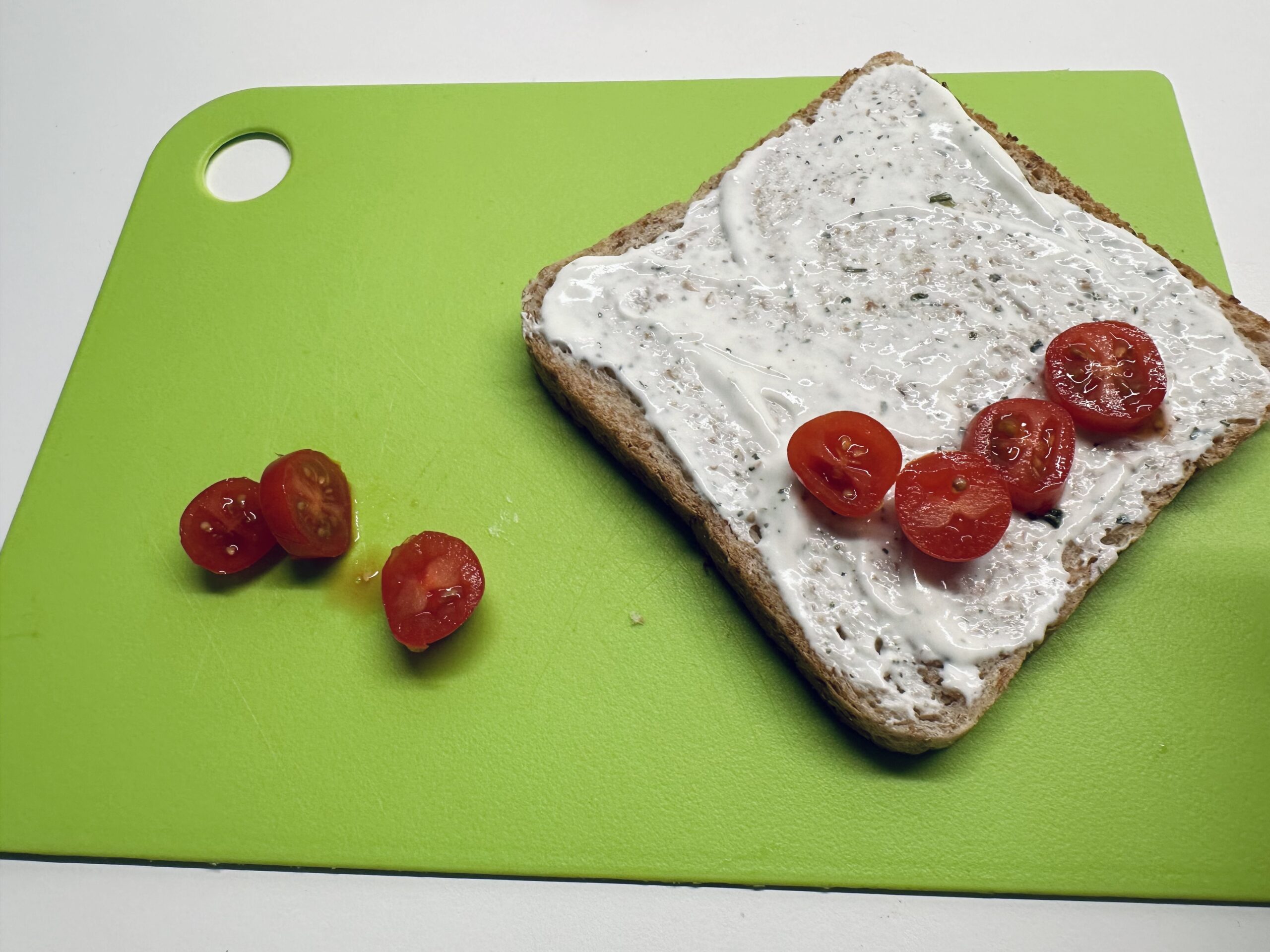 Bild zum Schritt 8 für das Bastel- und DIY-Abenteuer für Kinder: 'Legt die Tomatenscheiben als Mund auf das Toast.'