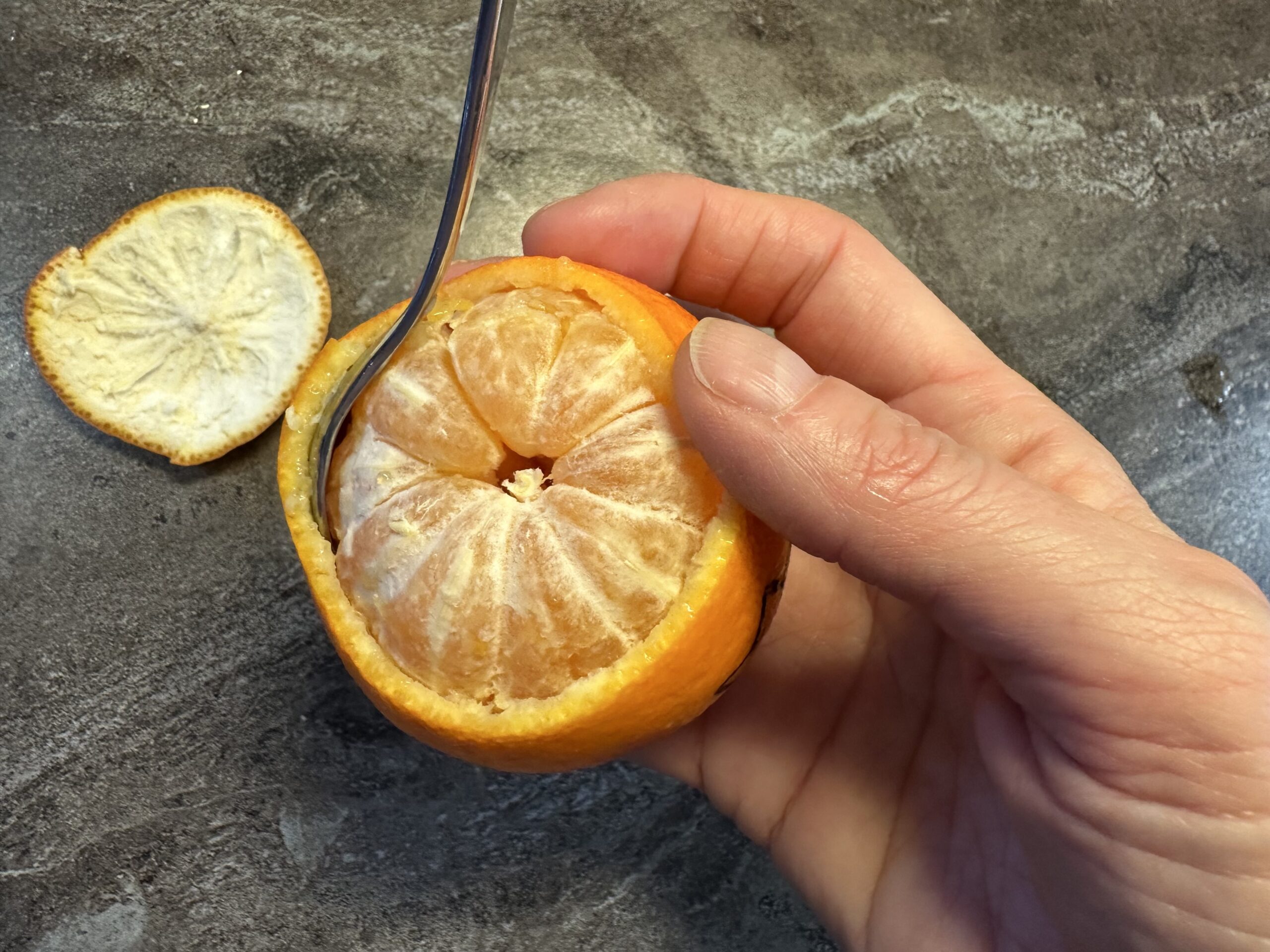 Bild zum Schritt 4 für das Bastel- und DIY-Abenteuer für Kinder: 'Sobald ihr rundherum die Mandarine mit Sternen verziert habt, hebt...'