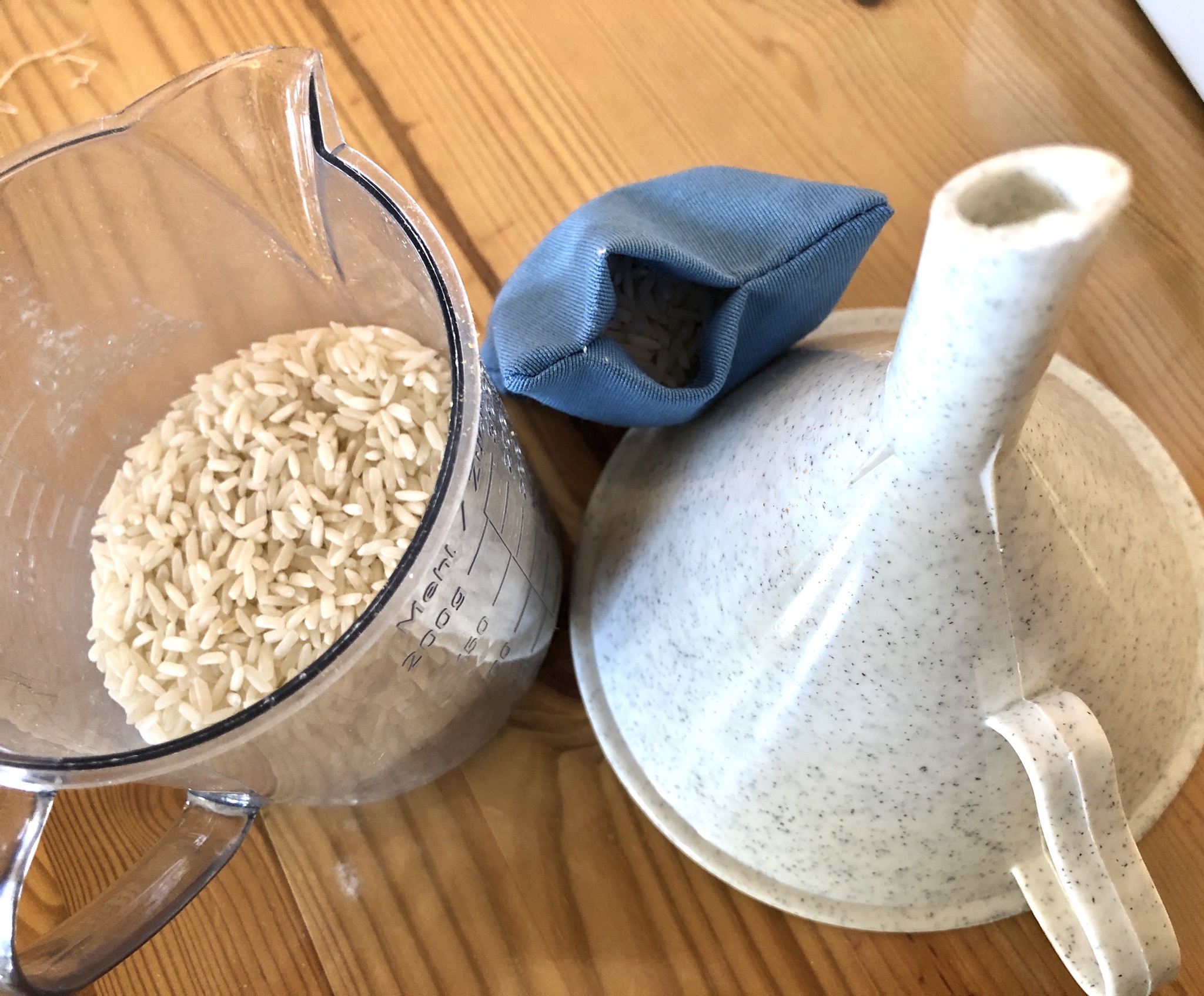 Bild zum Schritt 6 für das Bastel- und DIY-Abenteuer für Kinder: '60 g Reis abwiegen und mit Hilfe eines Trichters in...'