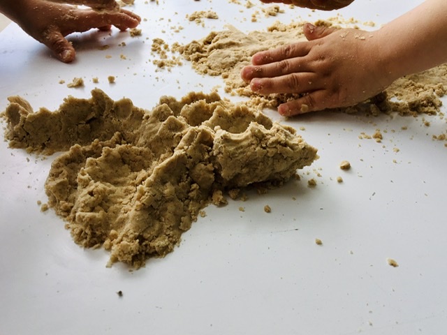 Bild zum Schritt 4 für die Kinder-Beschäftigung: 'Mit Sandförmchen oder Spielzeugbaggern kann nun gespielt werden. Der Sand...'