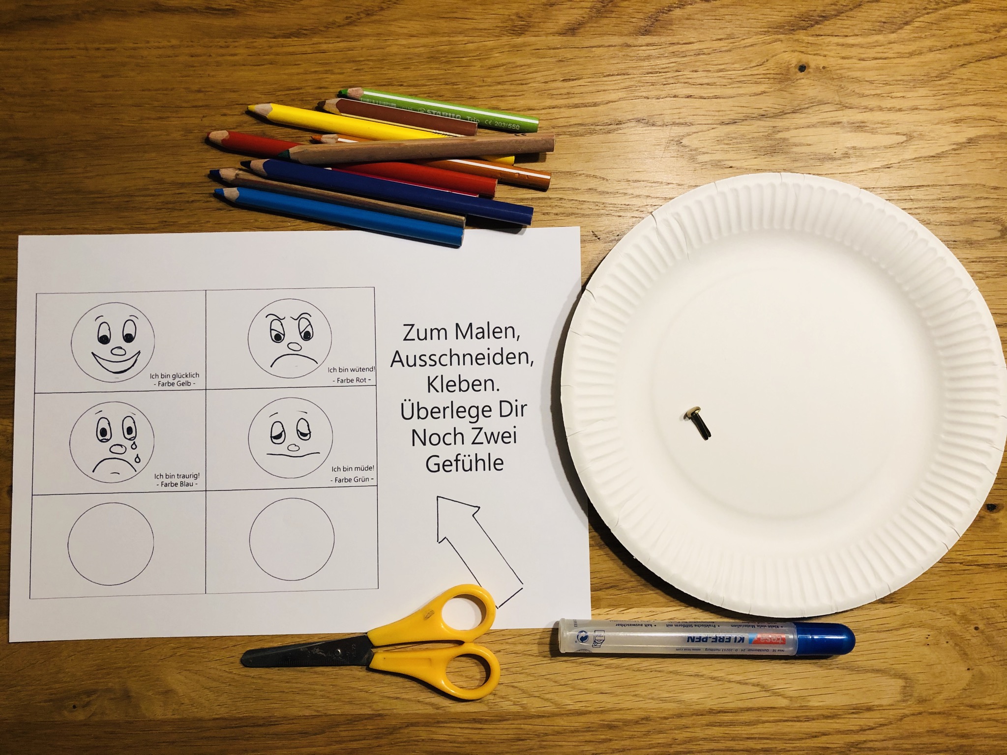 Bild zum Schritt 1 für das Bastel- und DIY-Abenteuer für Kinder: 'Material vorbereiten und ggf. auf Tischunterlage achten.'