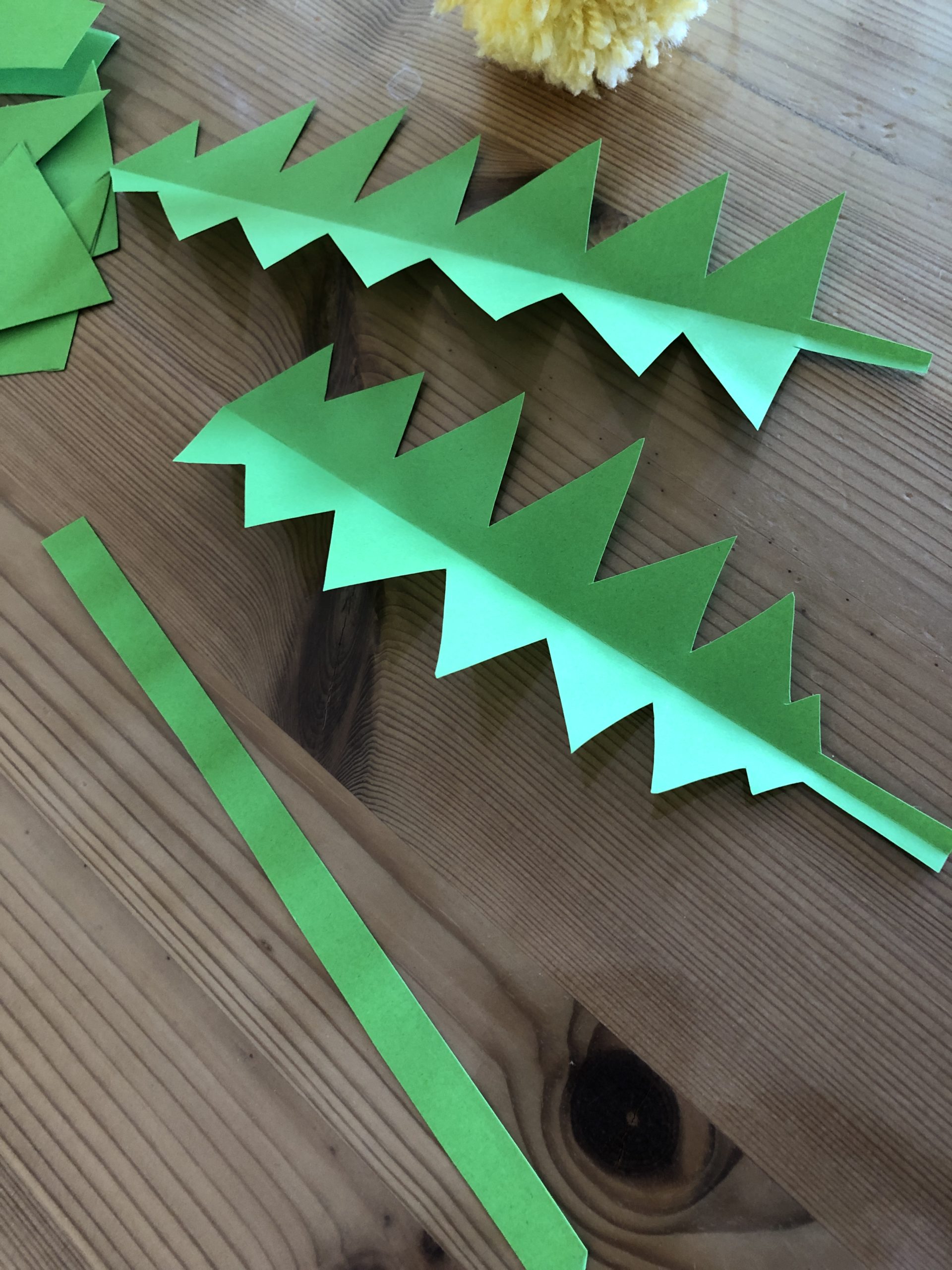 Bild zum Schritt 6 für das Bastel- und DIY-Abenteuer für Kinder: 'Aus dem Restpapier einen schmalen Streifen abschneiden = als Stil'
