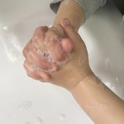 Bild zum Schritt 3 für die Kinder-Beschäftigung: 'Lied:   Hände waschen,  Hände waschen  sollte...'