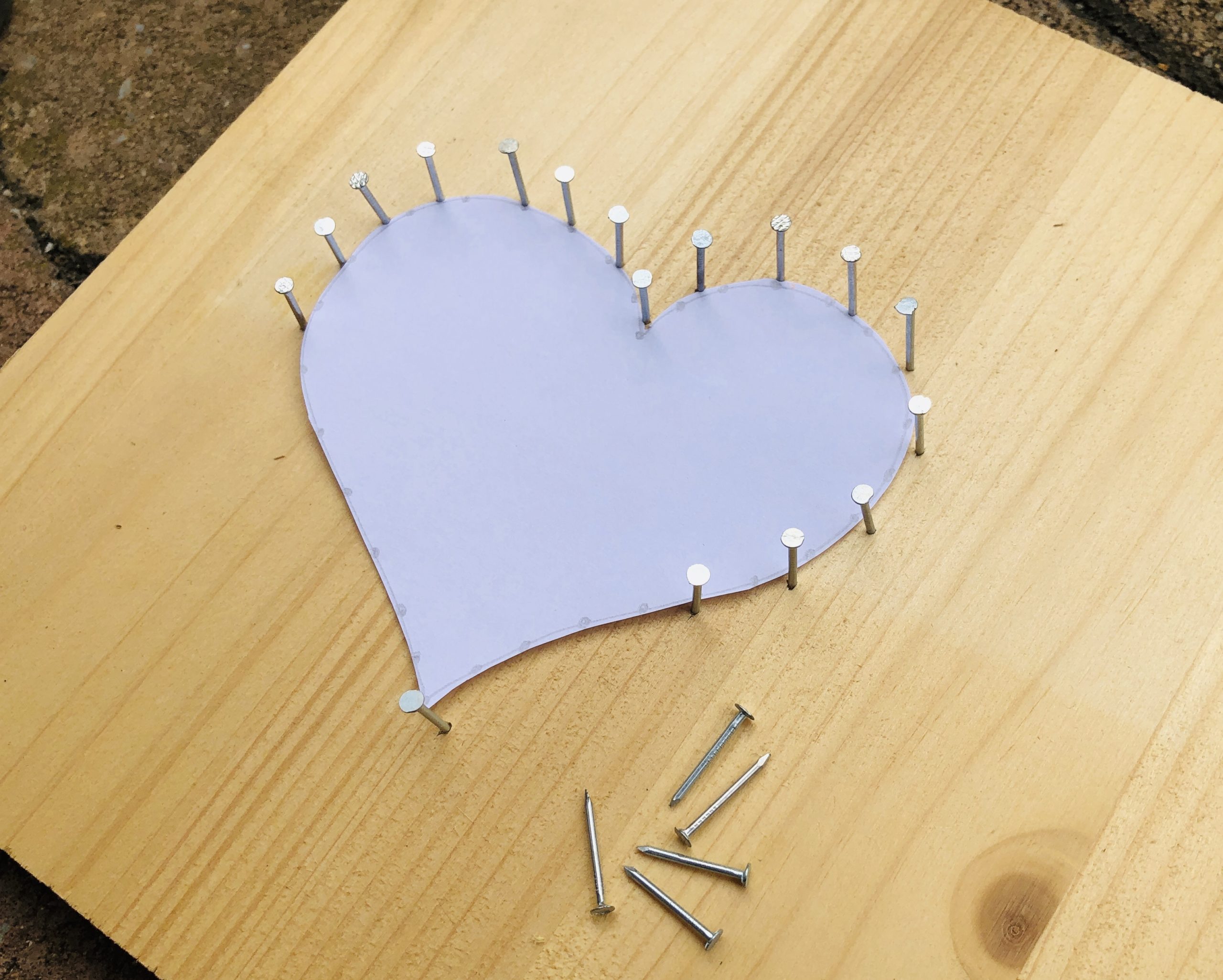 Bild zum Schritt 4 für das Bastel- und DIY-Abenteuer für Kinder: 'Nägel in kleinen Abständen um das Herz leicht annageln. (Sie...'