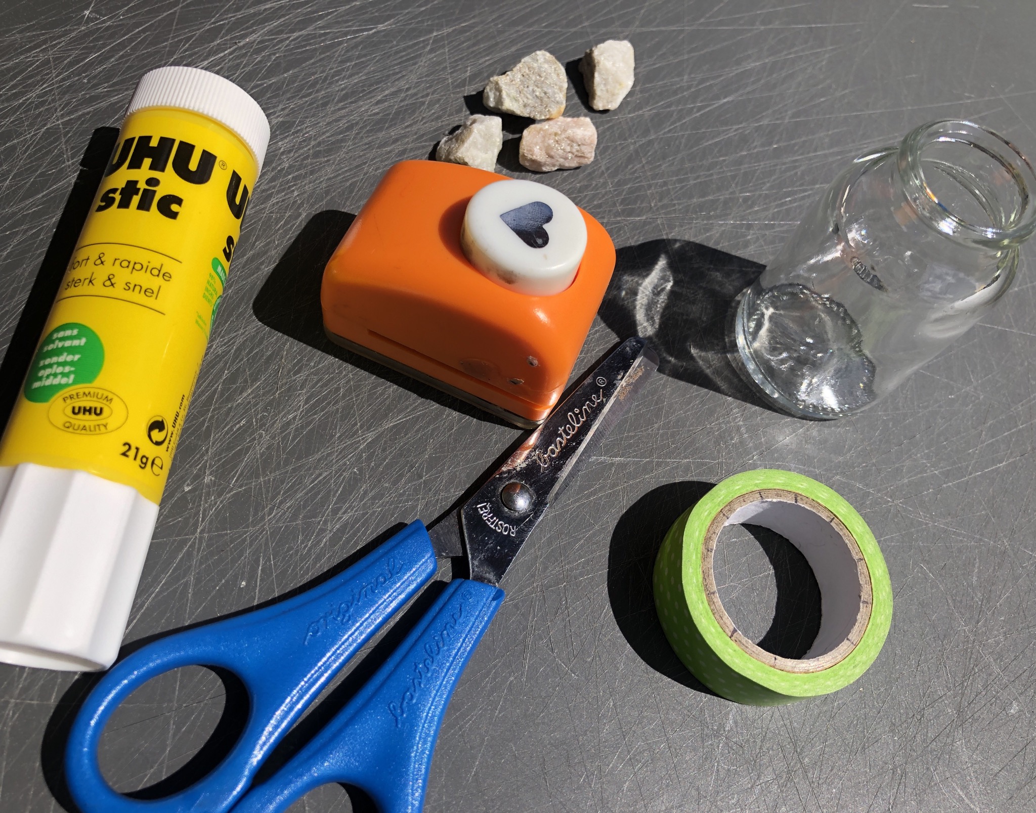 Bild zum Schritt 1 für das Bastel- und DIY-Abenteuer für Kinder: 'Hilfsmittel und Materialien bereit stellen.'