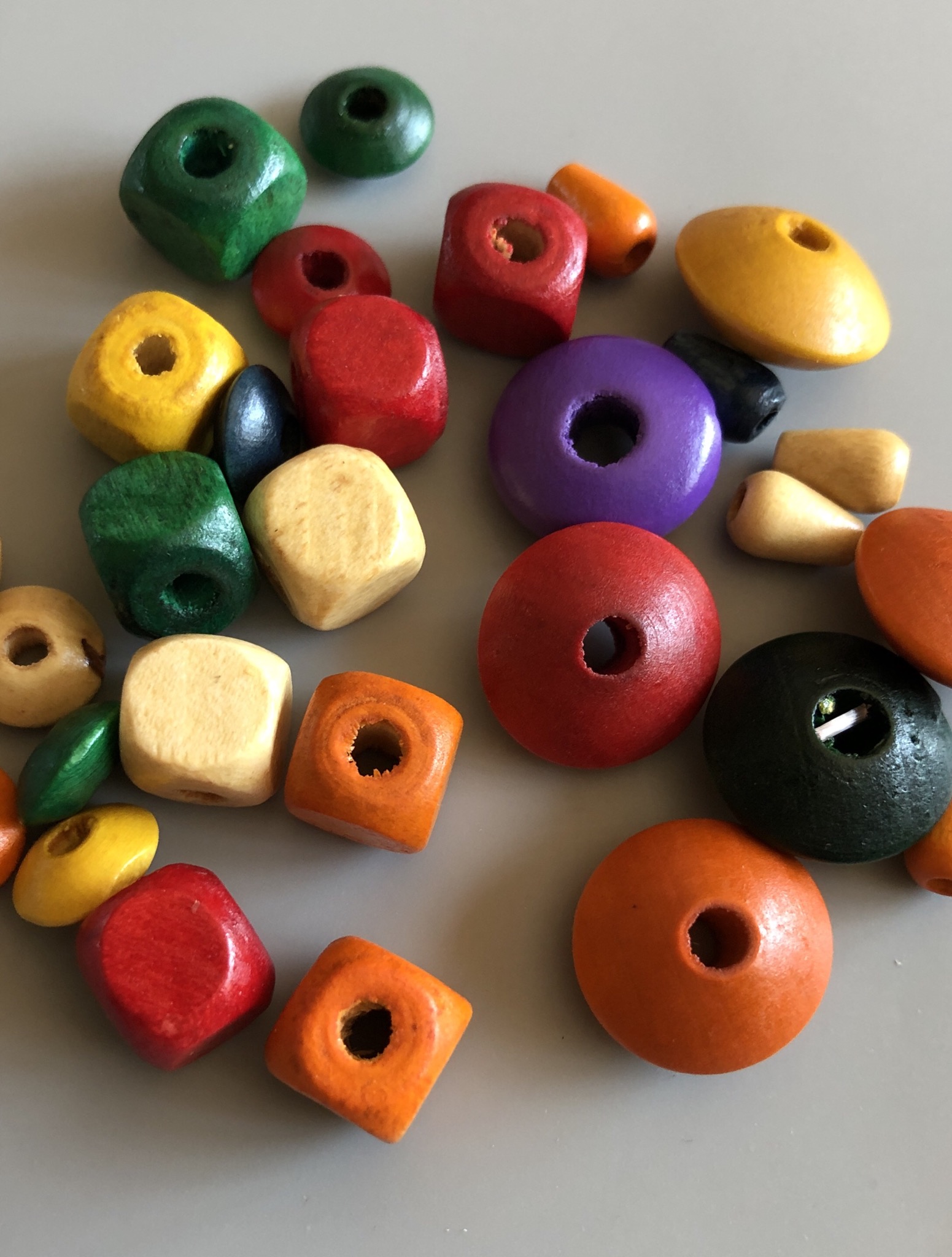 Bild zum Schritt 1 für das Bastel- und DIY-Abenteuer für Kinder: 'Farbige Perlen auswählen.'