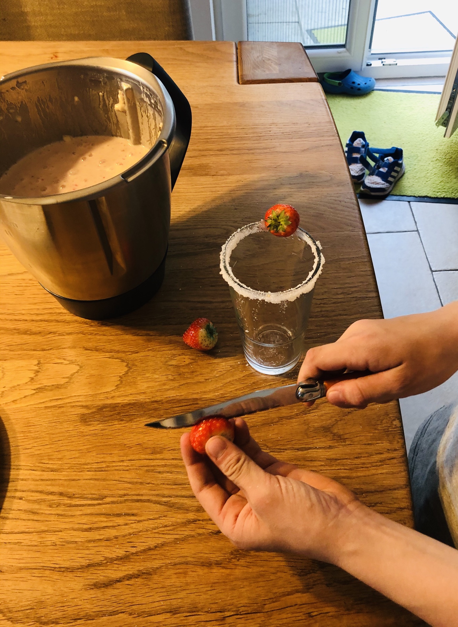 Bild zum Schritt 10 für das Bastel- und DIY-Abenteuer für Kinder: 'Erdbeeren vorsichtig einschneiden und auf den Glasrand stecken!'