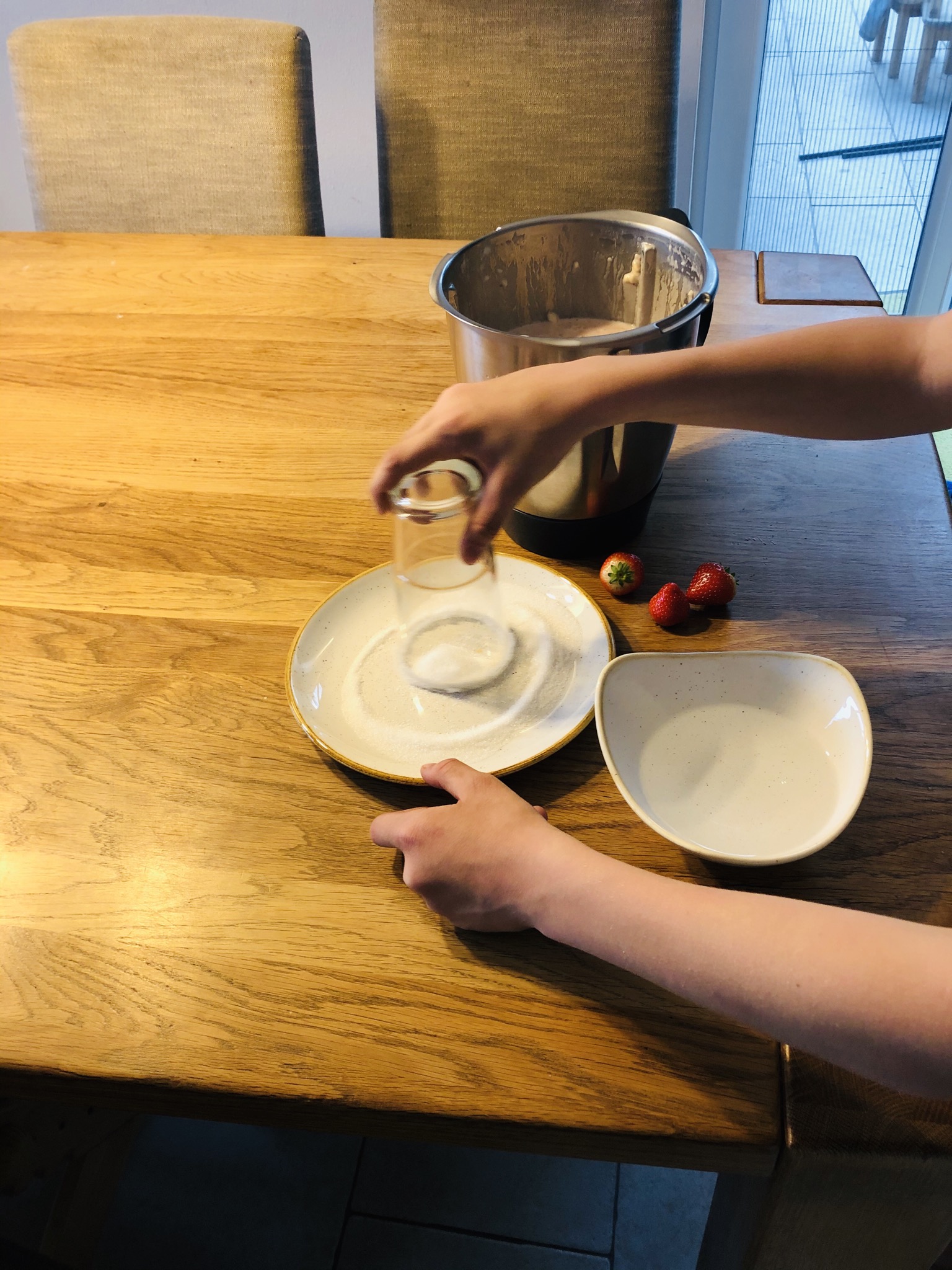 Bild zum Schritt 9 für das Bastel- und DIY-Abenteuer für Kinder: 'Im Anschluss Glasrand in Zucker drehen'