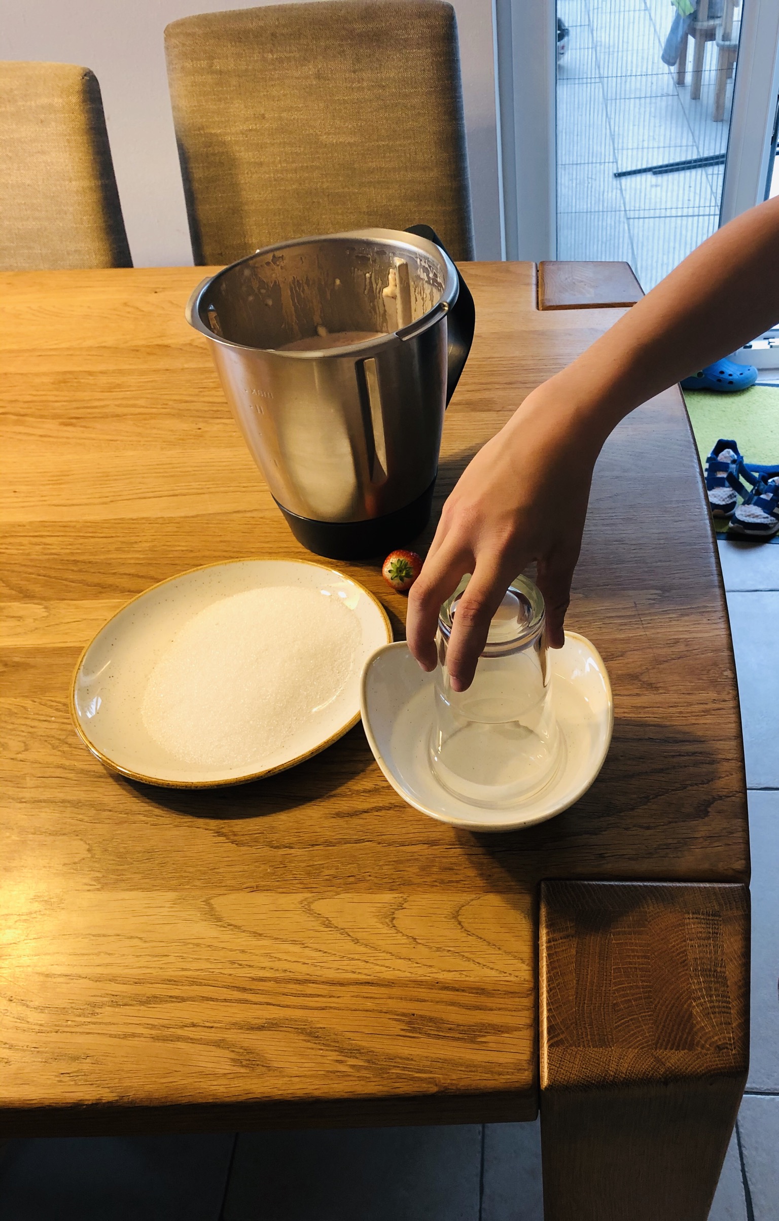 Bild zum Schritt 8 für das Bastel- und DIY-Abenteuer für Kinder: 'Glasrand  zuerst in Wasser tauchen.   Variante: in...'