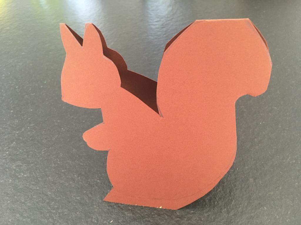 Bild zum Schritt 4 für das Bastel- und DIY-Abenteuer für Kinder: 'Eichhörnchen doppelt ausschneiden.'