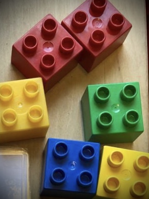 Bild zum Schritt 1 für das Bastel- und DIY-Abenteuer für Kinder: 'Lego- Duplo- Steine bereit legen.'