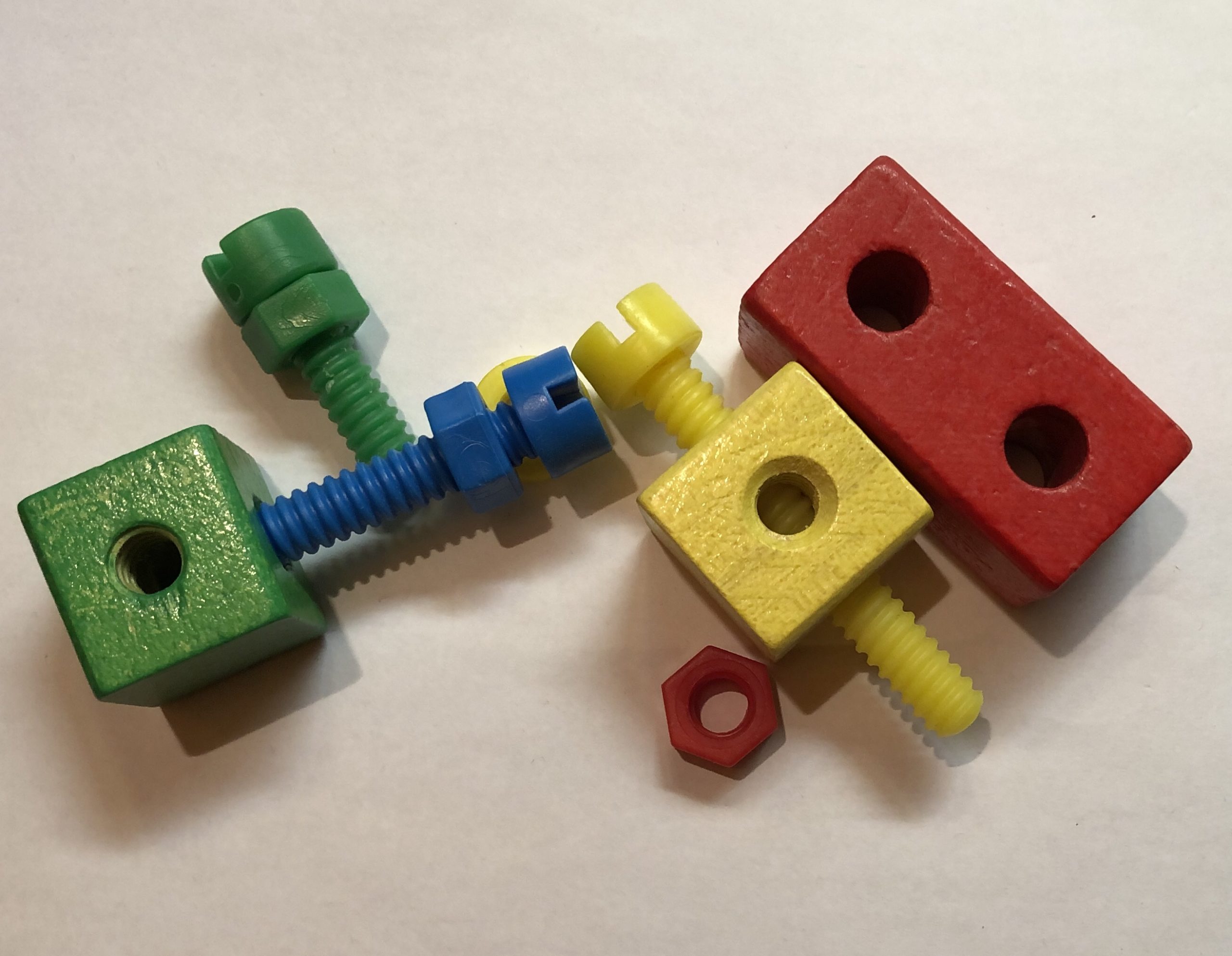 Bild zum Schritt 5 für das Bastel- und DIY-Abenteuer für Kinder: 'Alternativ kann das Spiel mit Spielzeug-Schrauben angeboten werden.'