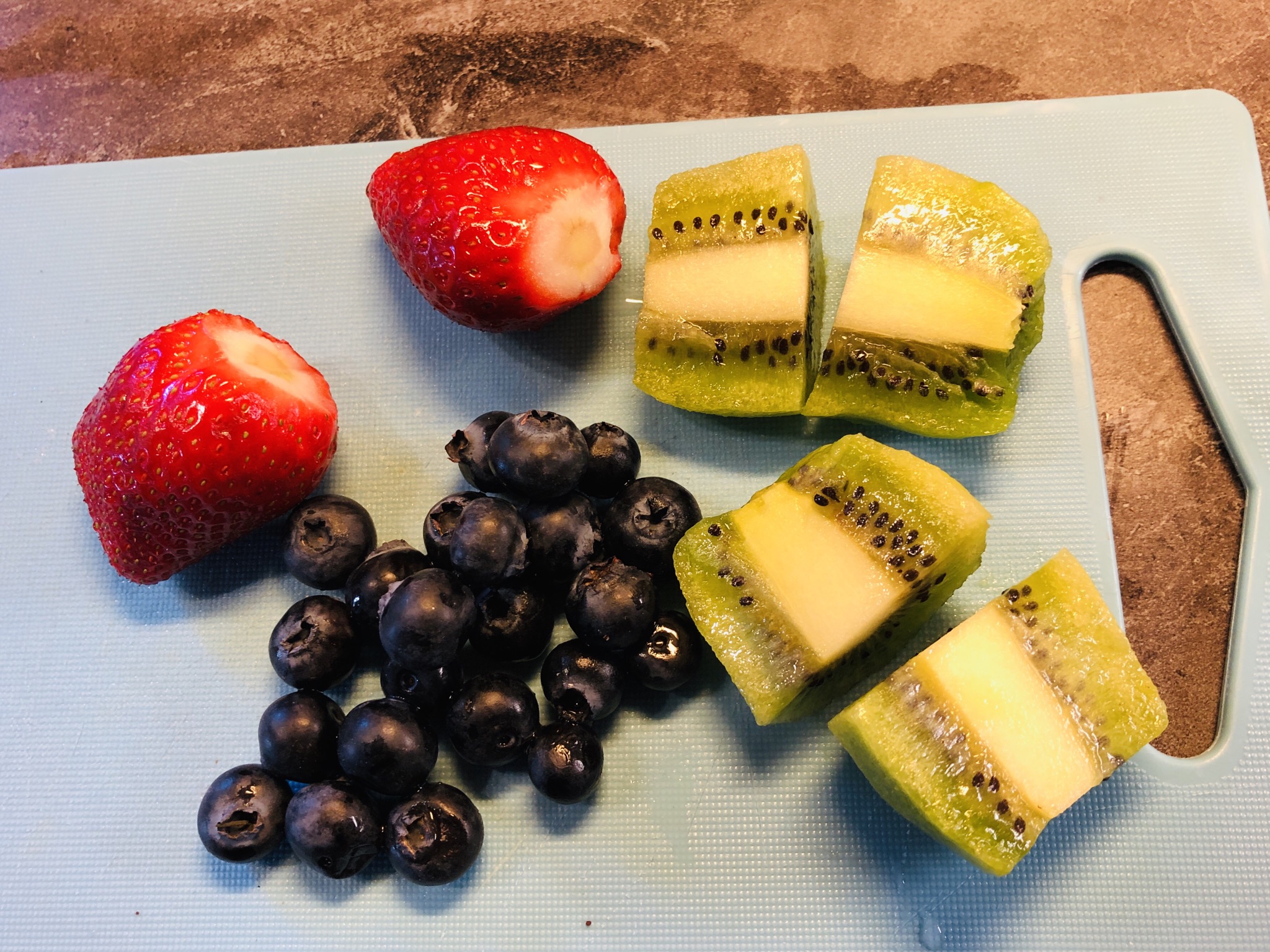 Bild zum Schritt 1 für das Bastel- und DIY-Abenteuer für Kinder: 'Frisches Obst (2 Erdbeeren, eine Hand voll Heidelbeeren) waschen, Kiwi...'