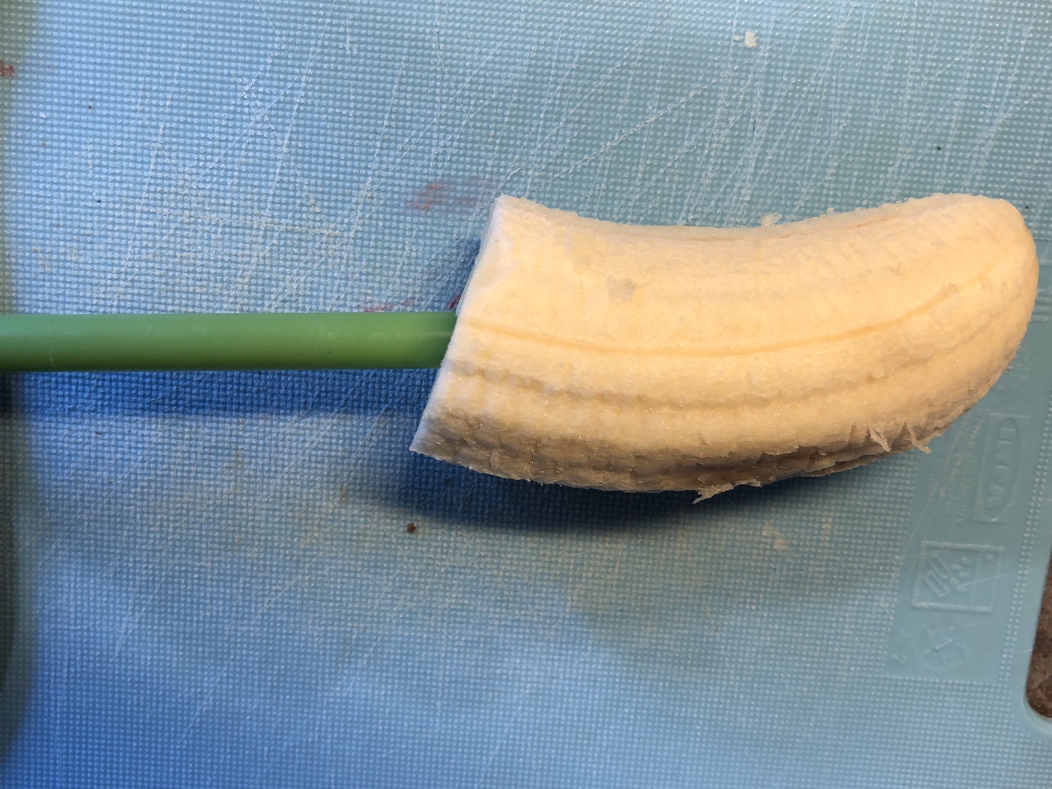 Bild zum Schritt 3 für das Bastel- und DIY-Abenteuer für Kinder: 'Banane auf ein Kunststoffröhrchen aufstecken.'
