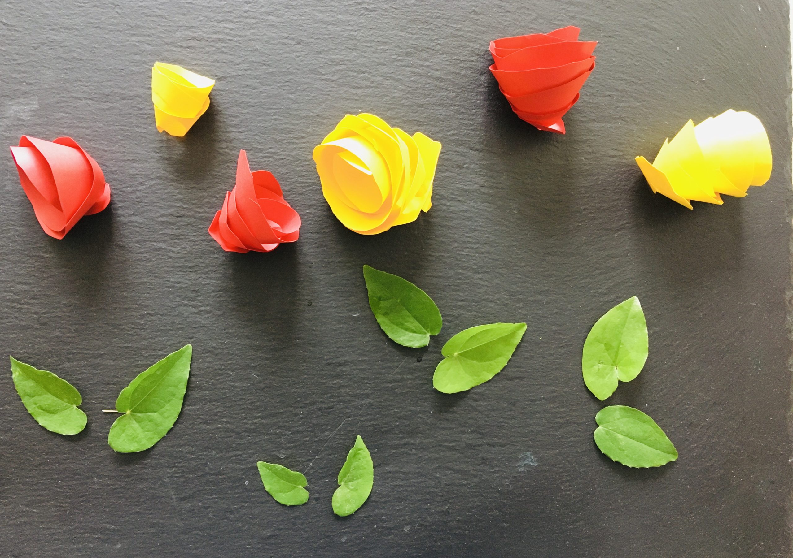 Bild zum Schritt 4 für das Bastel- und DIY-Abenteuer für Kinder: 'Die Kinder können die Blüten auf ein Tablett, einem Brett...'