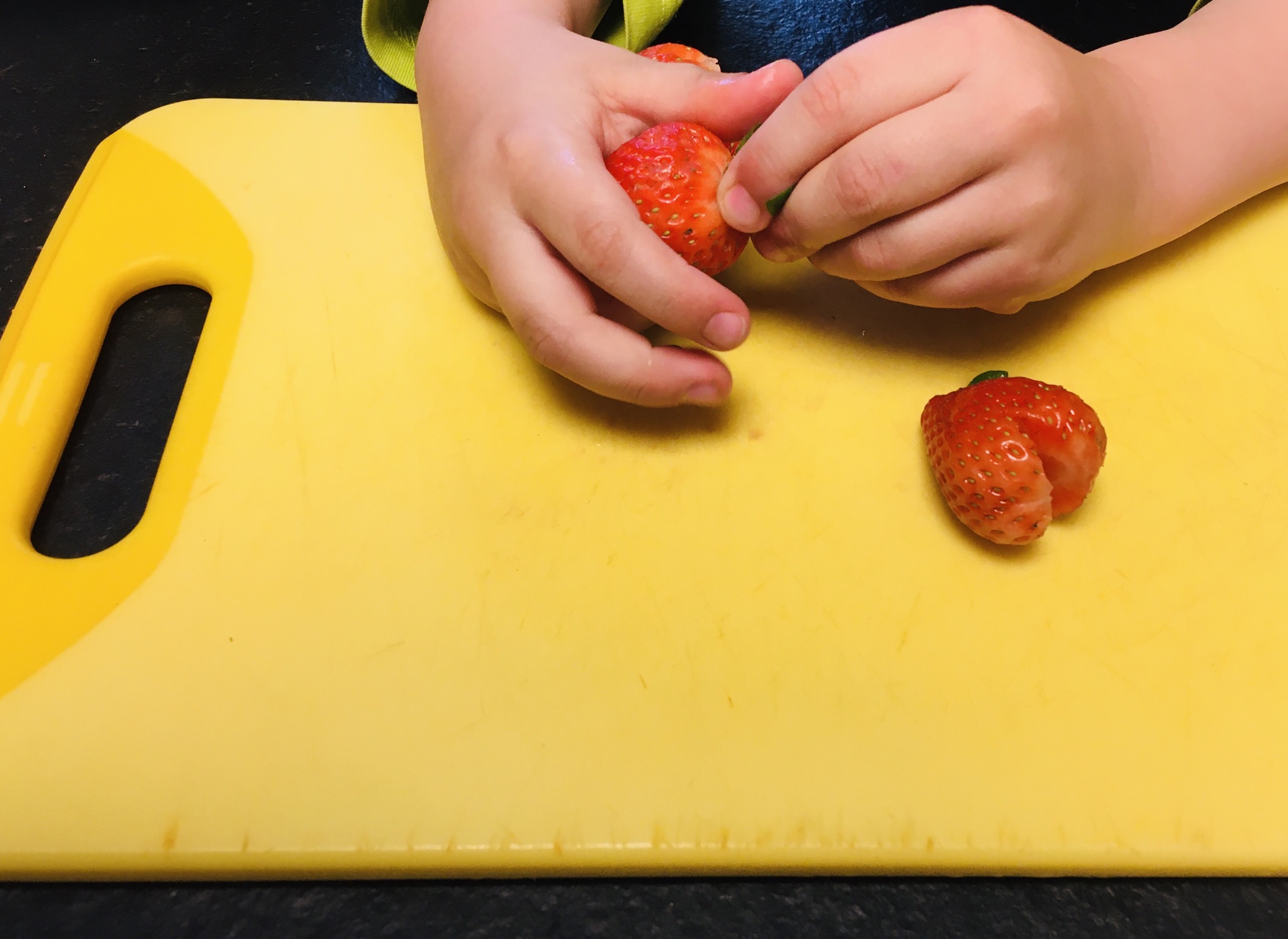 Bild zum Schritt 2 für das Bastel- und DIY-Abenteuer für Kinder: 'Erdbeeren waschen und den Strunk entfernen. Dabei von links und...'