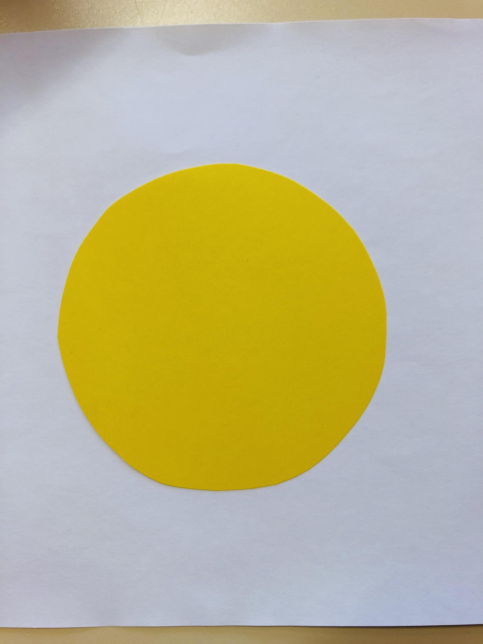 Bild zum Schritt 1 für die Kinder-Beschäftigung: 'Zeichne einen Kreis mit ca. 8 cm Durchmesser auf gelbes...'