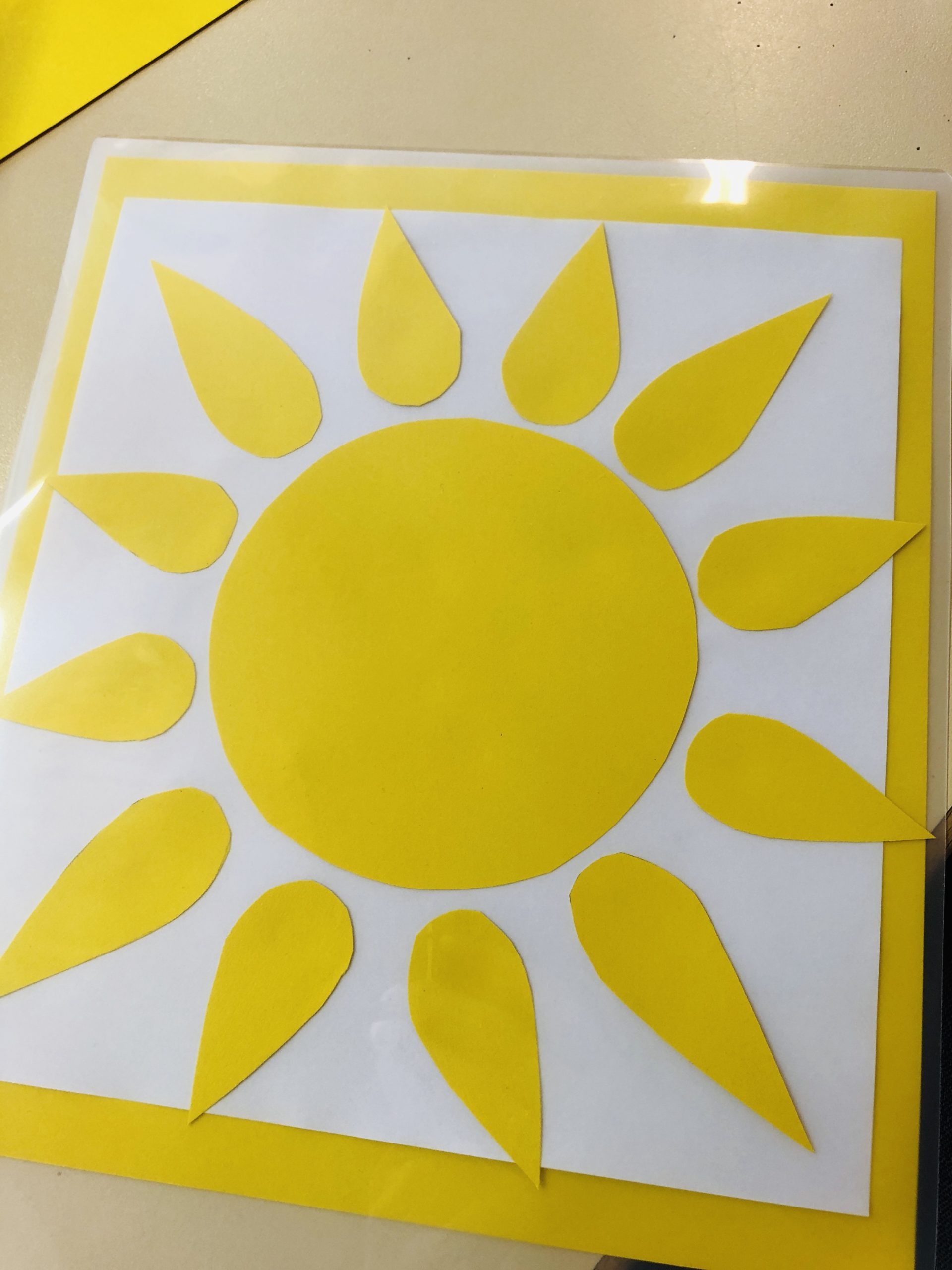Bild zum Schritt 5 für das Bastel- und DIY-Abenteuer für Kinder: 'Das Sonnenbild nun laminieren.'