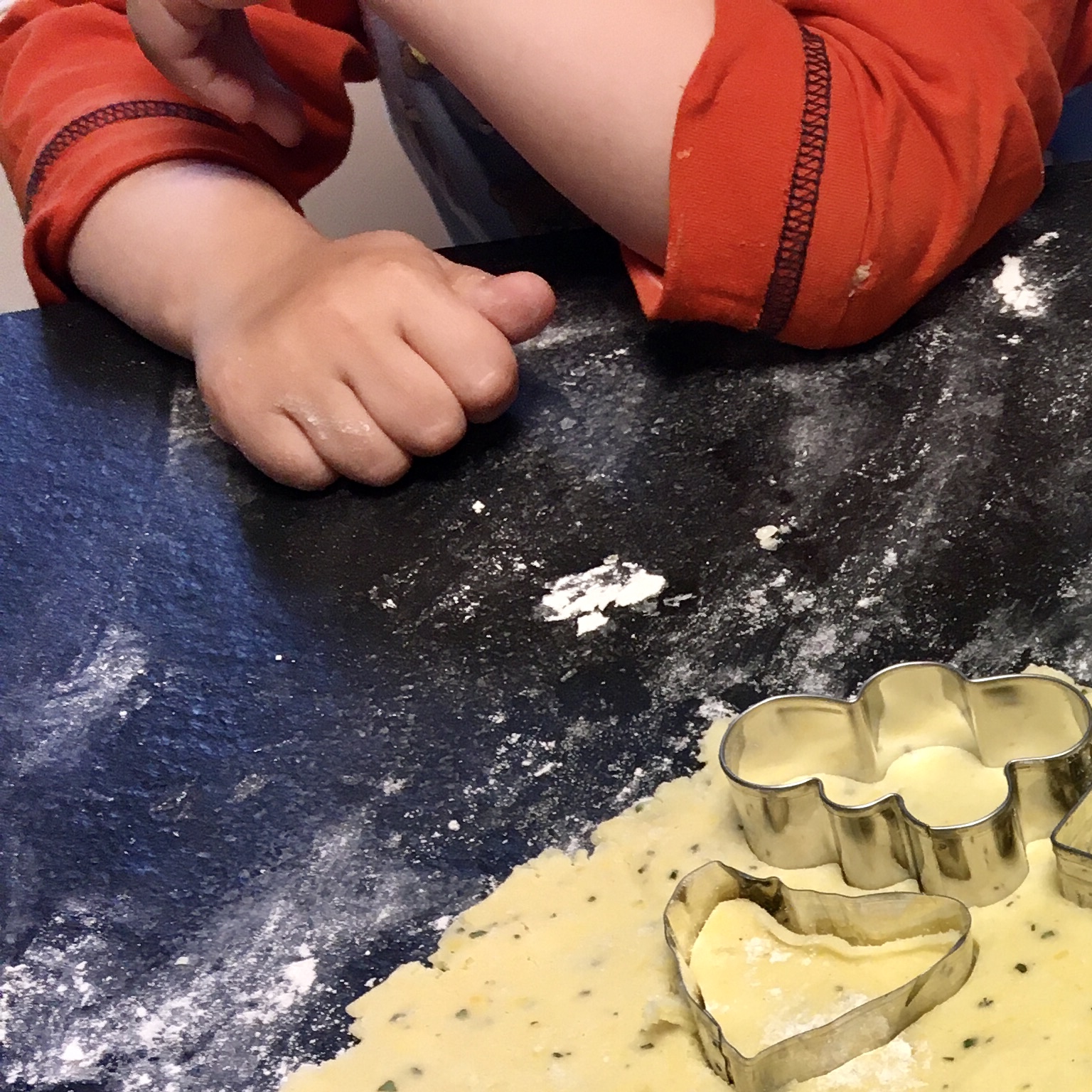 Bild zum Schritt 6 für das Bastel- und DIY-Abenteuer für Kinder: 'Kekse ausstechen und auf mit Backpapier ausgelegtes Backblech legen.'
