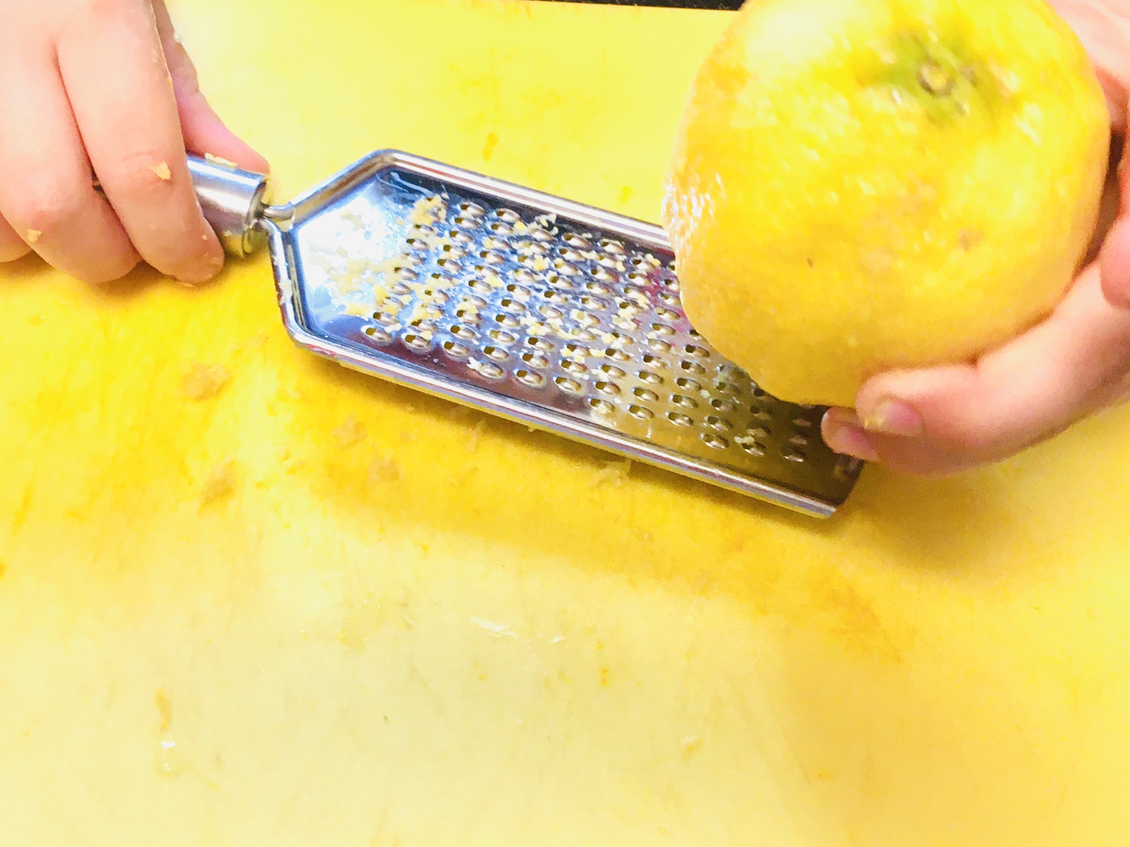 Bild zum Schritt 3 für das Bastel- und DIY-Abenteuer für Kinder: 'Die Zitrone waschen und die Schale abreiben.   Die...'