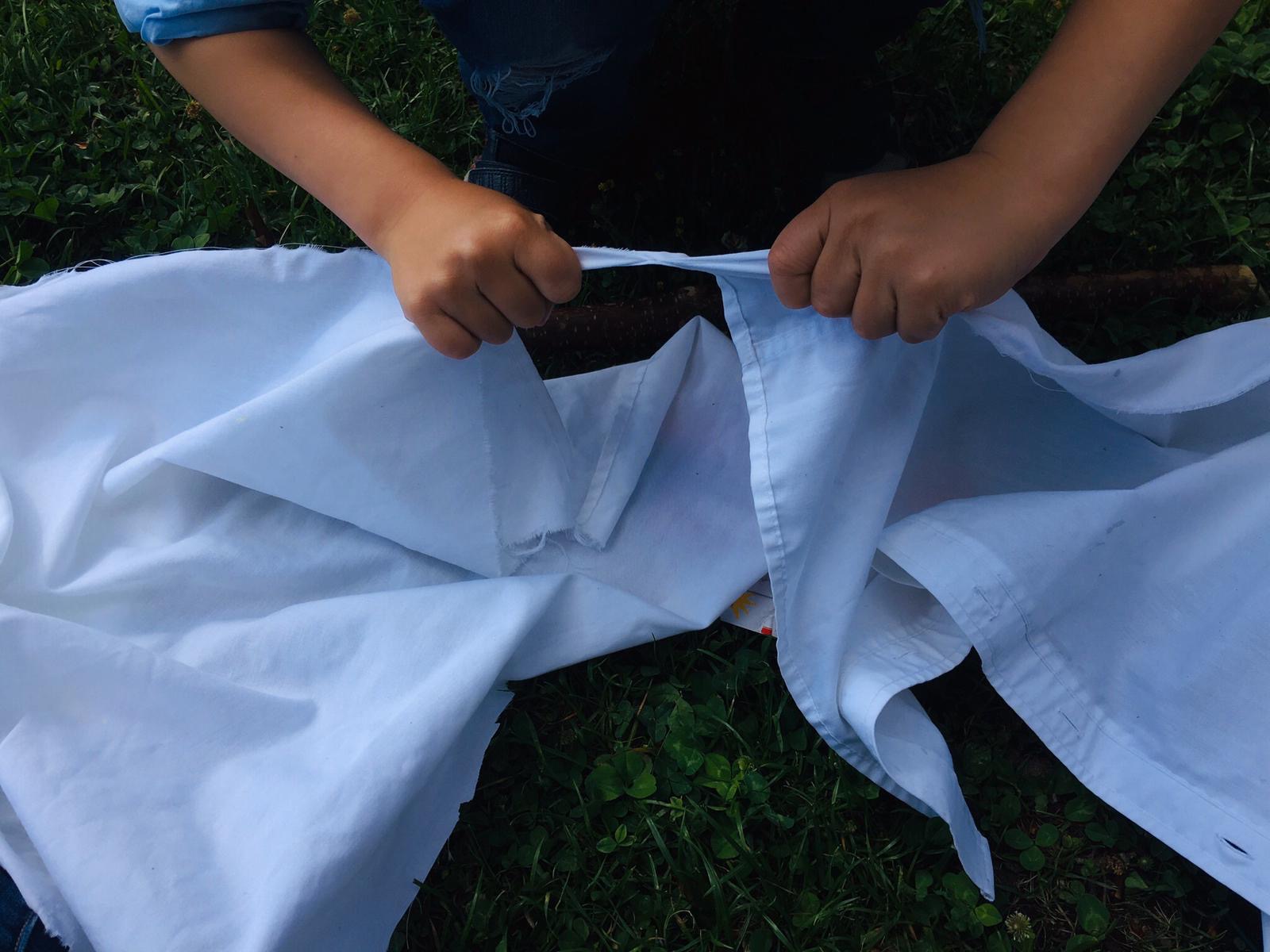 Bild zum Schritt 2 für das Bastel- und DIY-Abenteuer für Kinder: 'Die Kinder schneiden oder reißen sich ein Stück vom Hemd...'