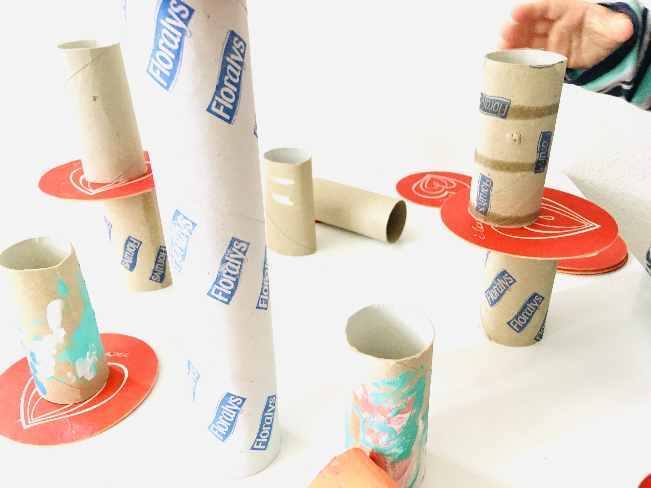 Bild zum Schritt 6 für das Bastel- und DIY-Abenteuer für Kinder: 'Stellt die Papprollen auf, lasst dazwischen immer etwas Platz, so...'