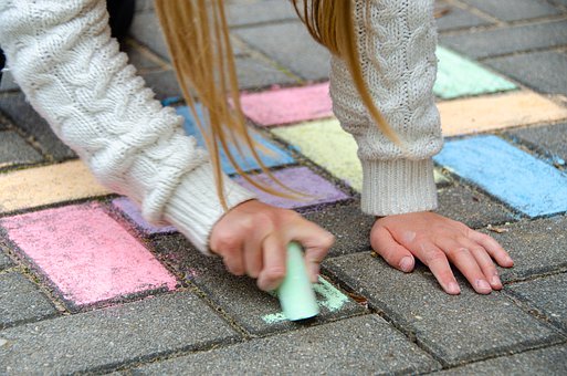 Bild zum Schritt 1 für das Bastel- und DIY-Abenteuer für Kinder: 'Malt einfach die Steine in verschiedenen Farben aus. Daraus entstehen...'