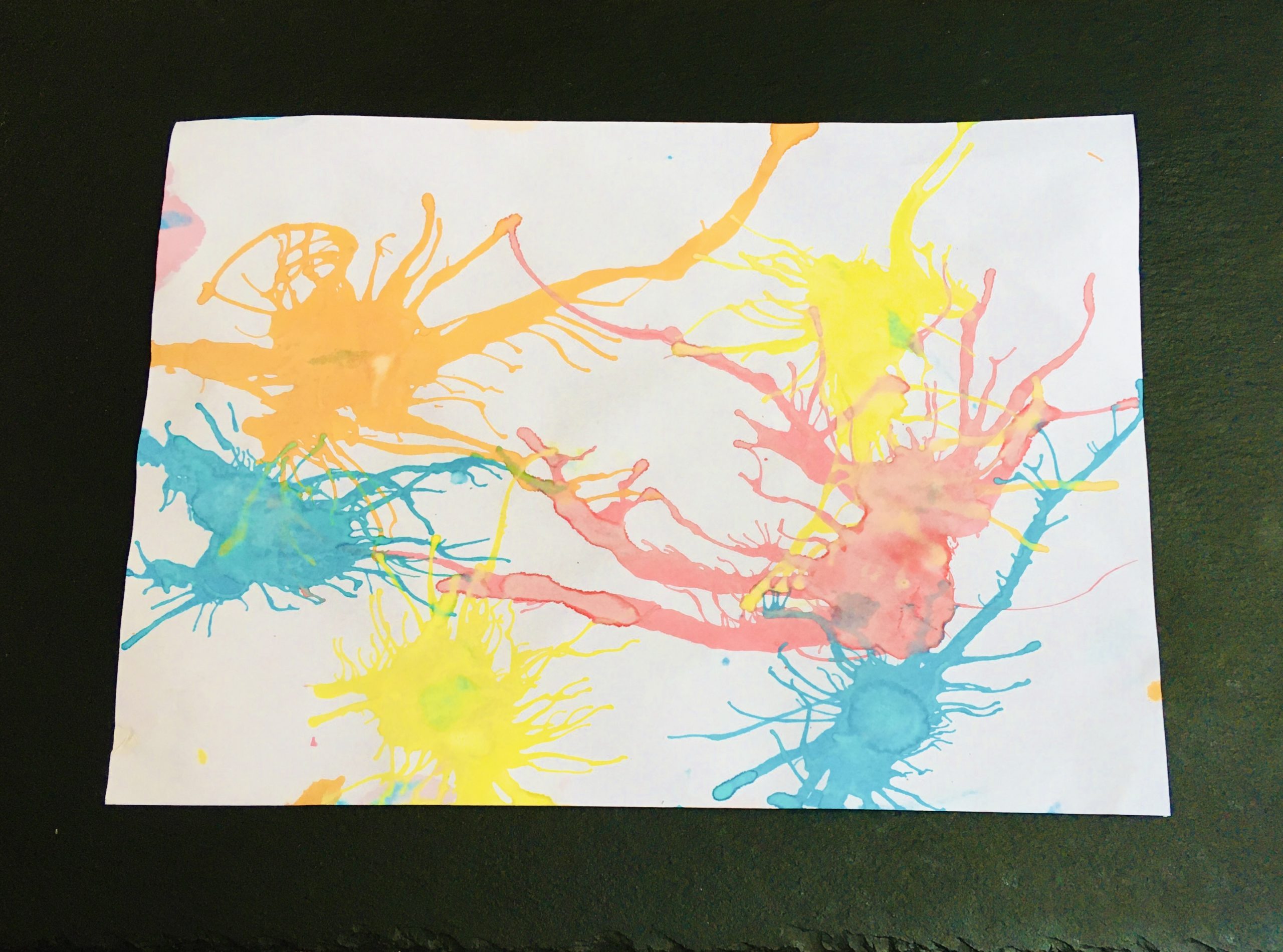 Bild zum Schritt 3 für das Bastel- und DIY-Abenteuer für Kinder: 'Die Kinder können so einfache bunte Farbbilder zaubern.'