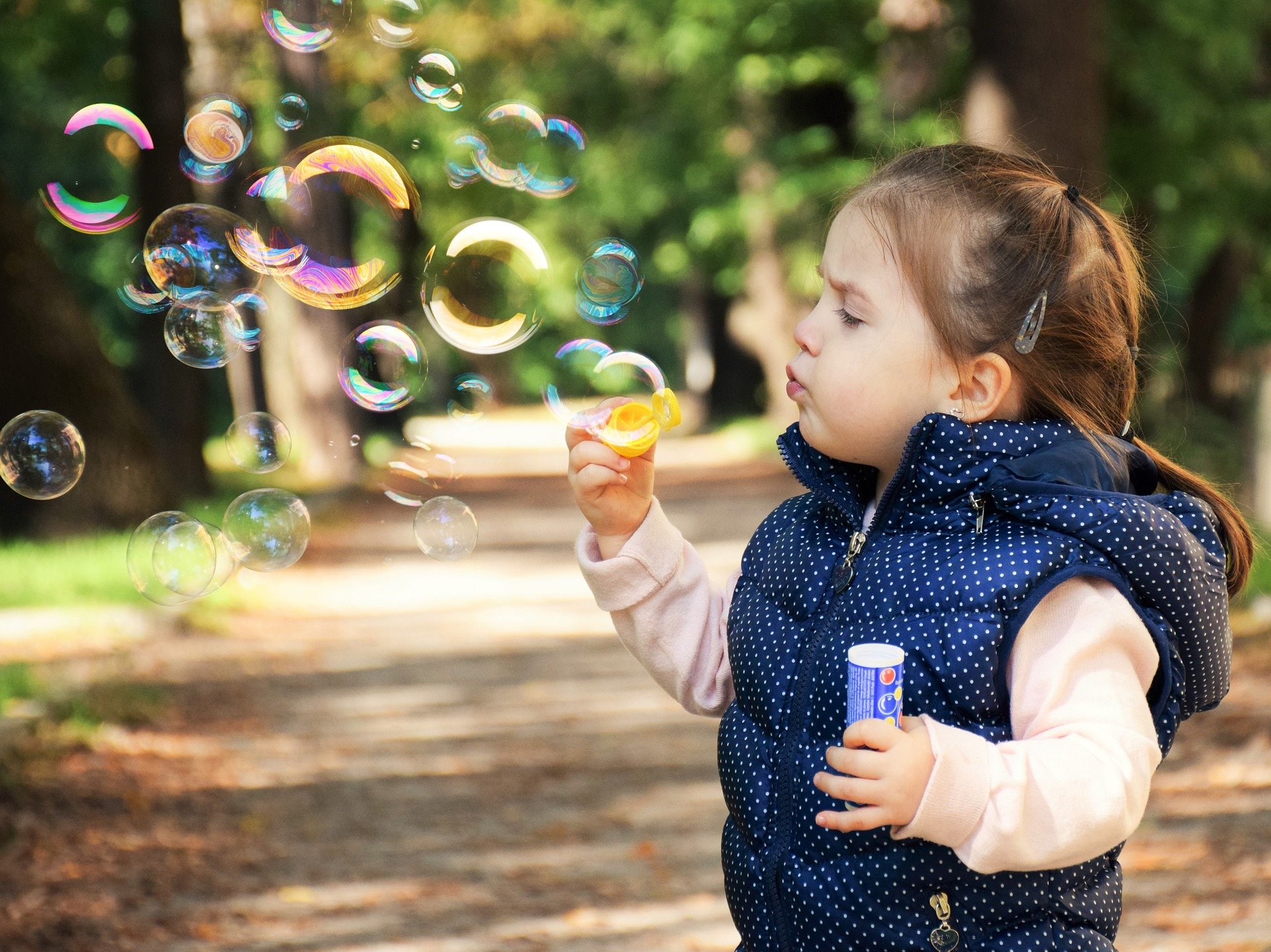 Bild zum Schritt 8 für das Bastel- und DIY-Abenteuer für Kinder: 'Seifenblasen pusten: Während ganz kleine Kinder die Seifenblasen bestaunen, möchten...'