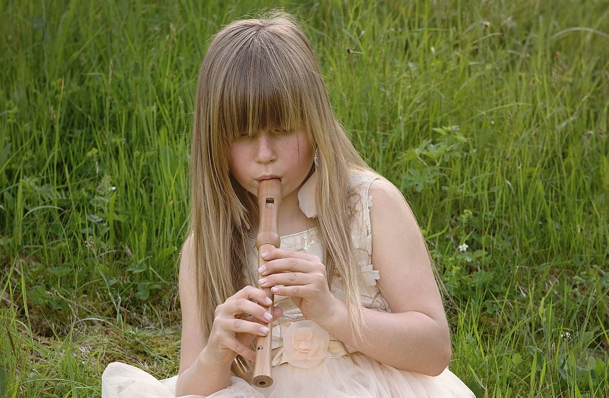 Bild zum Schritt 4 für das Bastel- und DIY-Abenteuer für Kinder: 'In eine Flöte pusten: habt ihr noch andere Blasinstrumente? Lasst...'
