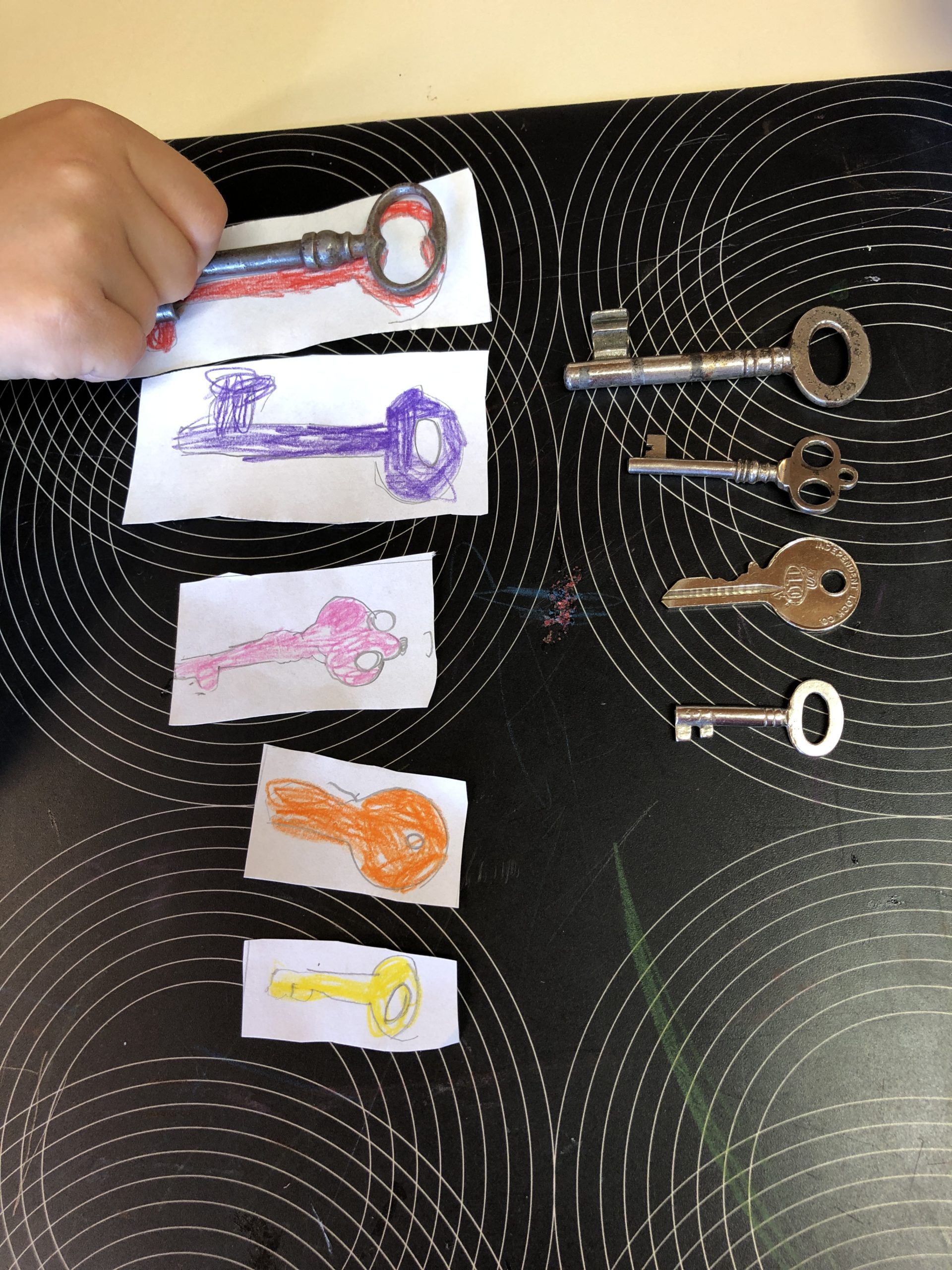Bild zum Schritt 21 für das Bastel- und DIY-Abenteuer für Kinder: 'Als Kontrolle: legt die echten Schlüssel wieder auf die gemalten...'