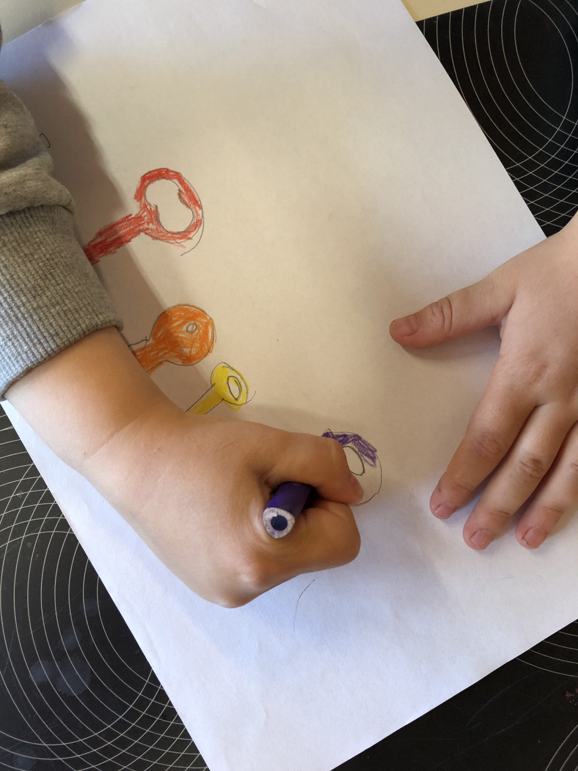 Bild zum Schritt 7 für das Bastel- und DIY-Abenteuer für Kinder: 'Jeden gemalten Schlüssel mit einer anderen Farbe ausmalen.'