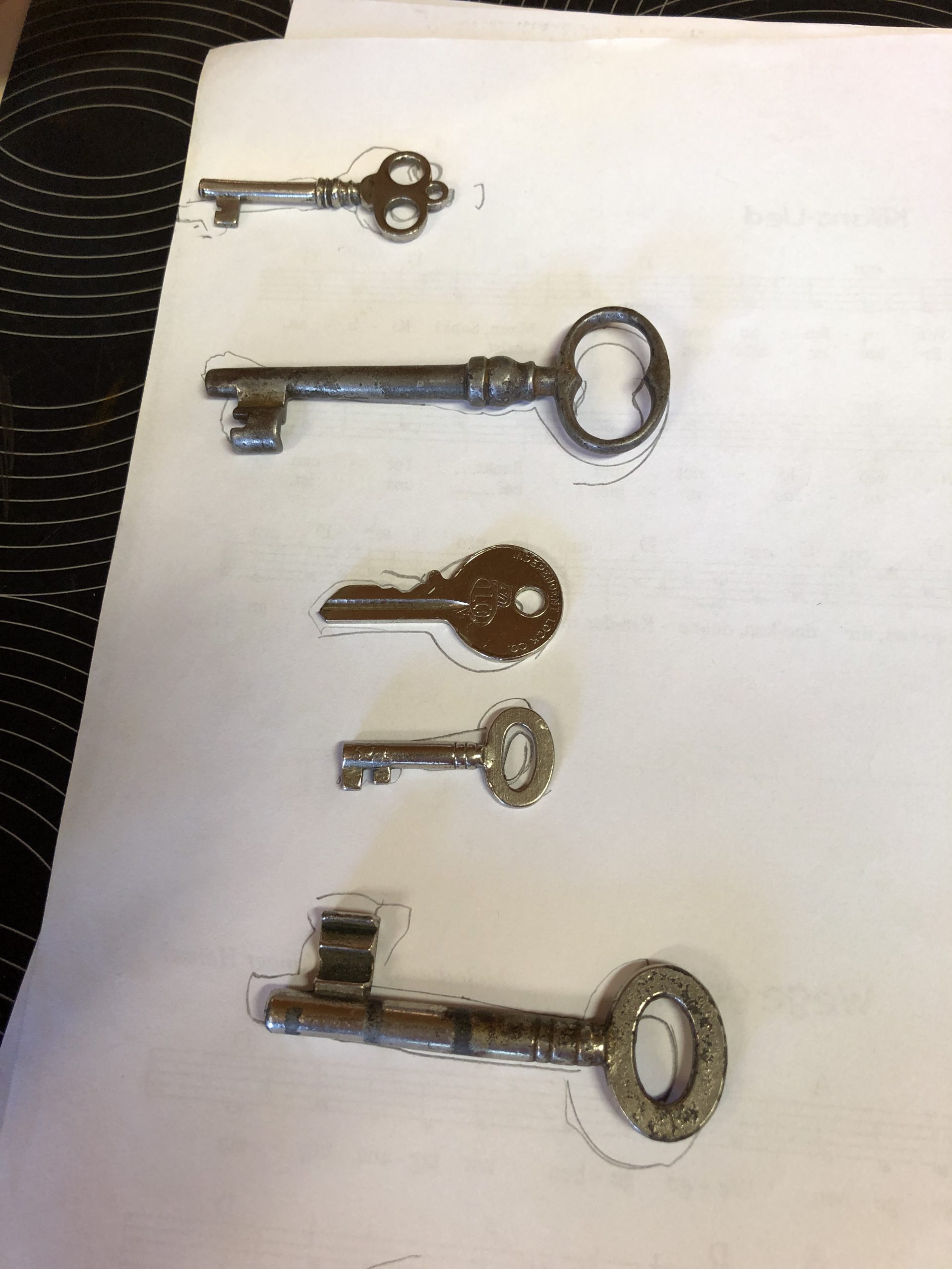 Bild zum Schritt 5 für das Bastel- und DIY-Abenteuer für Kinder: 'Nun die „echten“ Schlüssel versuchen zu den gemalten Schlüsseln zuzuordnen!'
