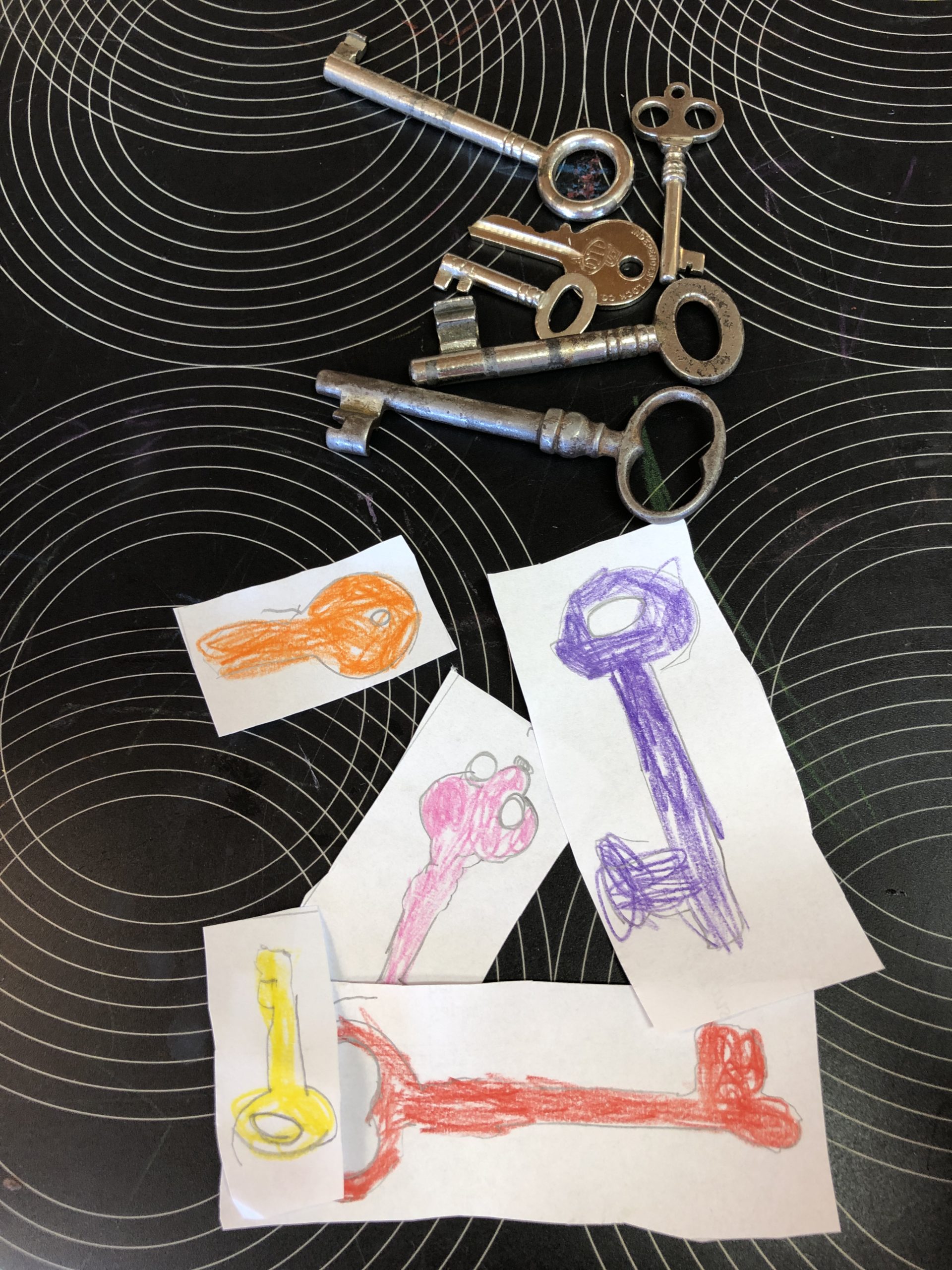 Bild zum Schritt 12 für das Bastel- und DIY-Abenteuer für Kinder: 'Nun können die gemalten farbigen Schlüssel den echten Schlüsseln zugeordnet...'