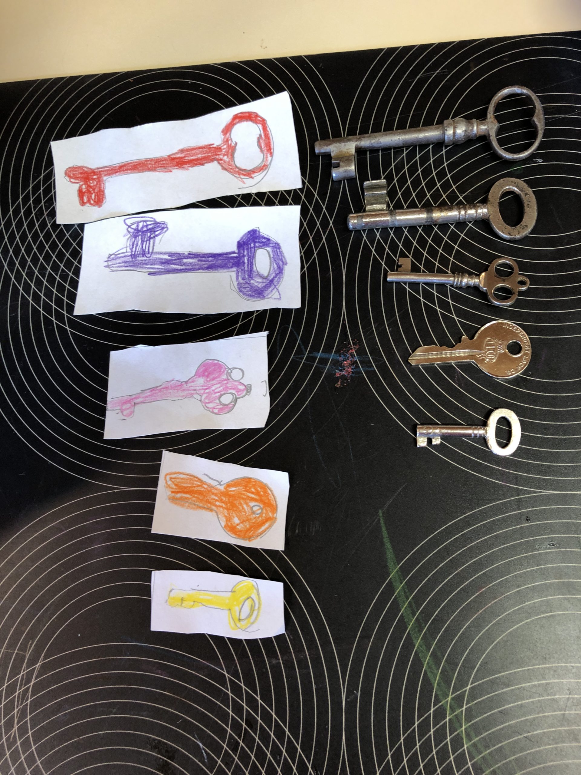 2. Bild zum Schritt 19 für das Bastel- und DIY-Abenteuer für Kinder: 'Nun können auch die ausgemalten Schlüssel nach der Größe sortiert...'