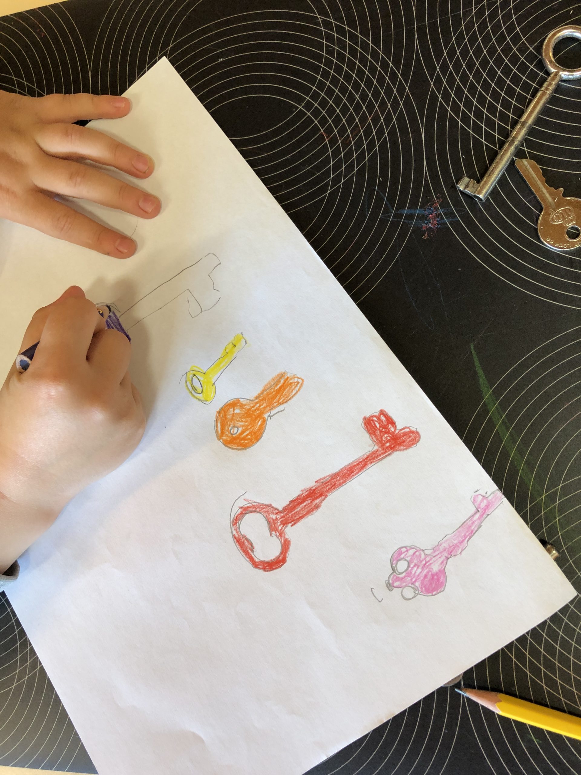 3. Bild zum Schritt 8 für das Bastel- und DIY-Abenteuer für Kinder: 'Jeden gemalten Schlüssel mit einer anderen Farbe ausmalen.'