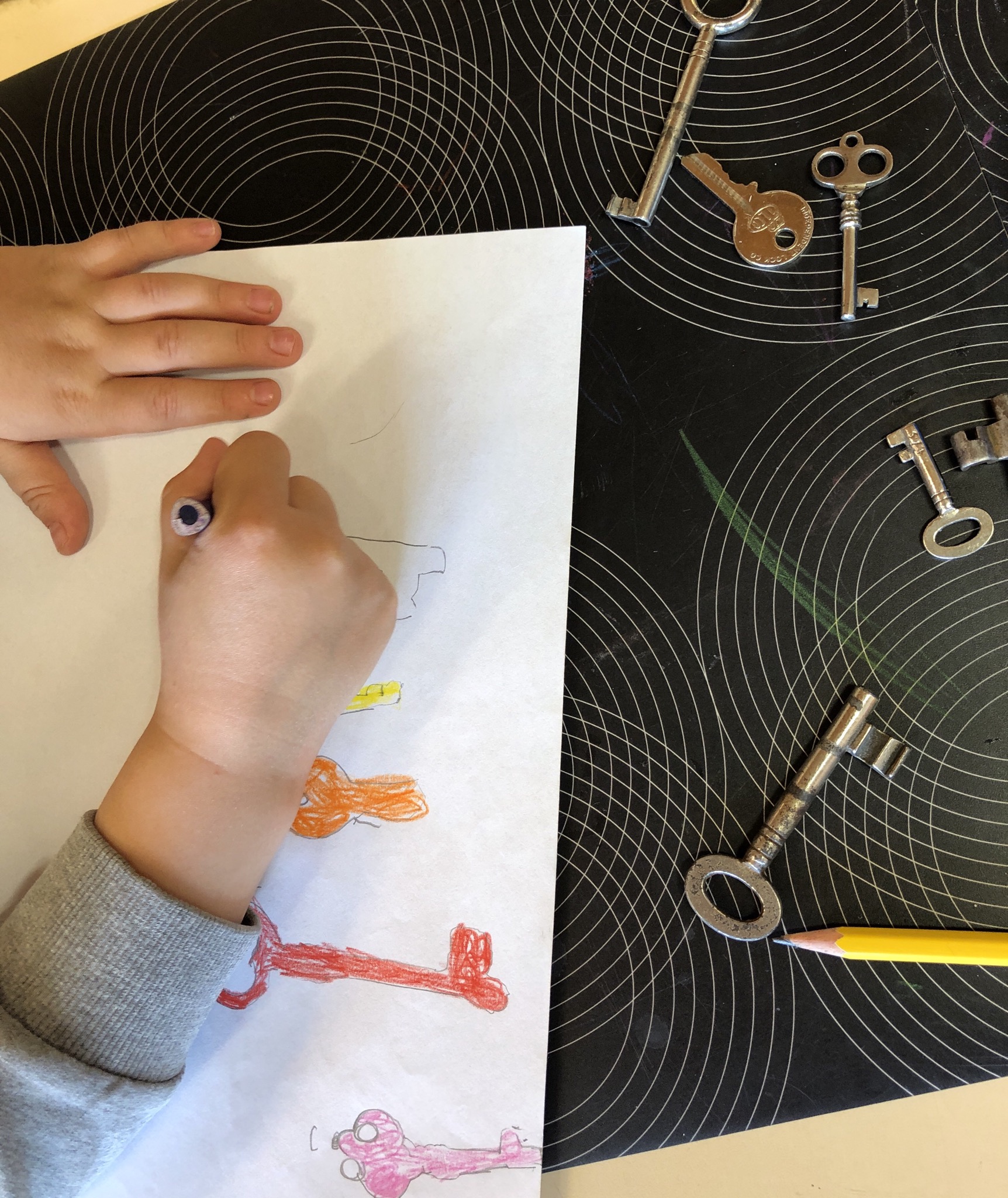 2. Bild zum Schritt 7 für das Bastel- und DIY-Abenteuer für Kinder: 'Jeden gemalten Schlüssel mit einer anderen Farbe ausmalen.'