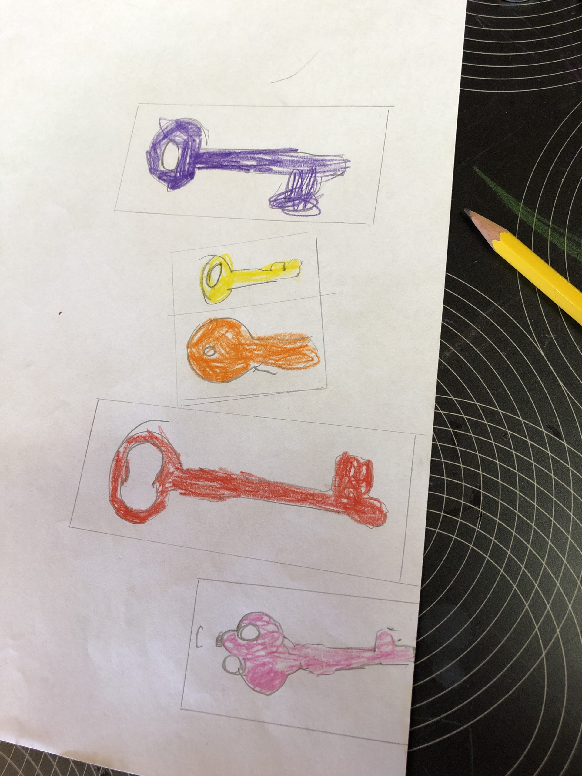 Bild zum Schritt 10 für das Bastel- und DIY-Abenteuer für Kinder: 'Um jeden Schlüssel einen „Rahmen“ malen, um so eine Linie...'