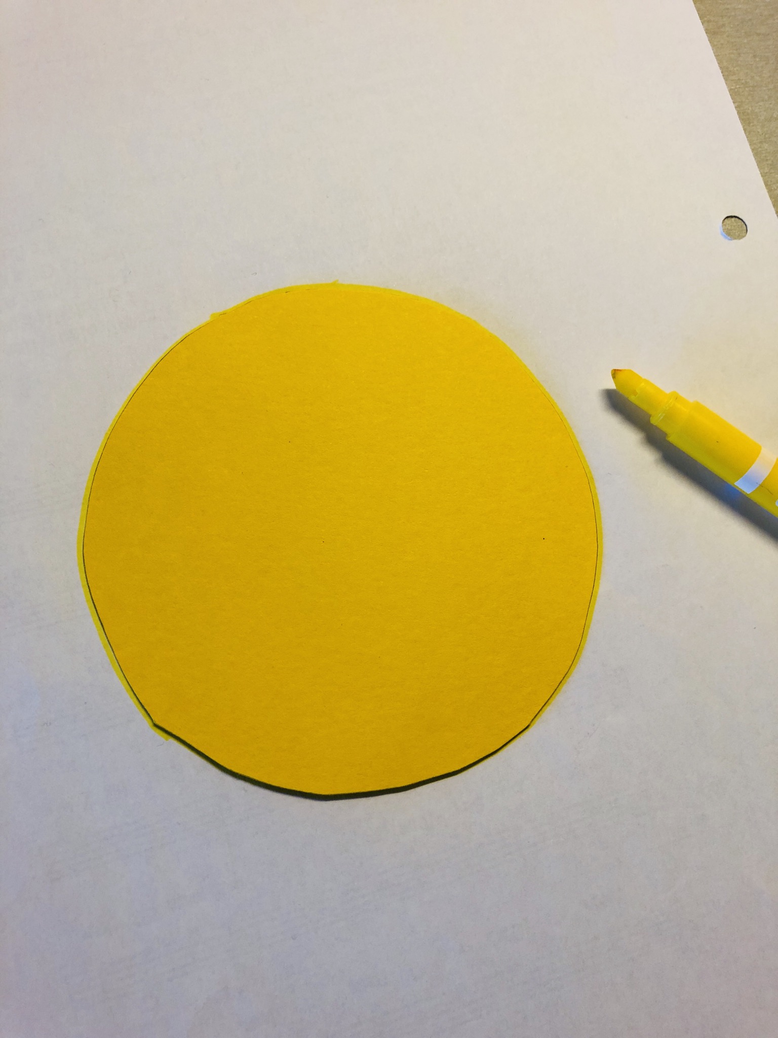 Bild zum Schritt 4 für das Bastel- und DIY-Abenteuer für Kinder: 'Übertragt euren Kreis mit einem gelben Stift auf das weiße...'