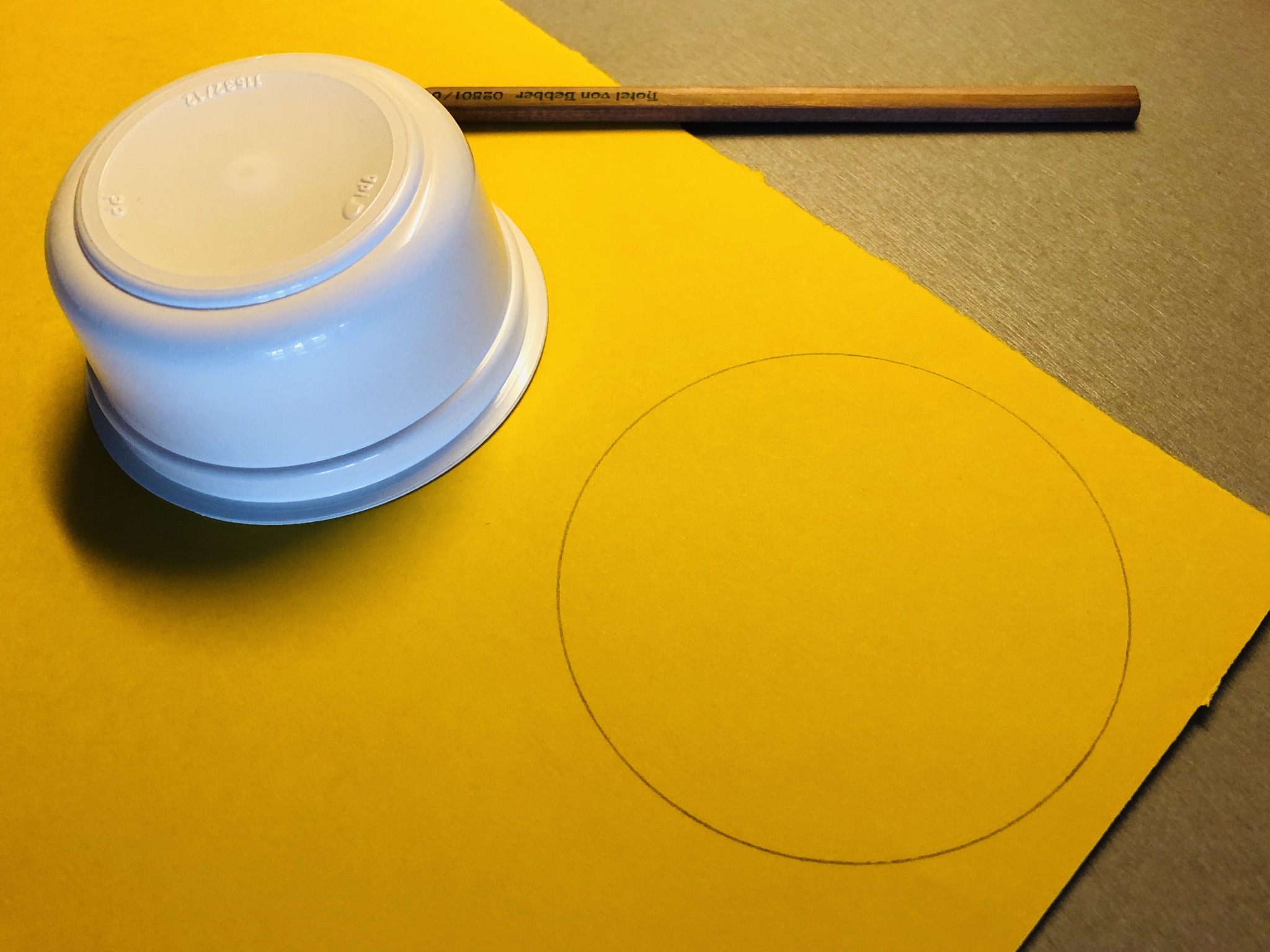 Bild zum Schritt 1 für die Kinder-Beschäftigung: 'Malt einen Kreis auf das Tonpapier in der Größe eurer...'