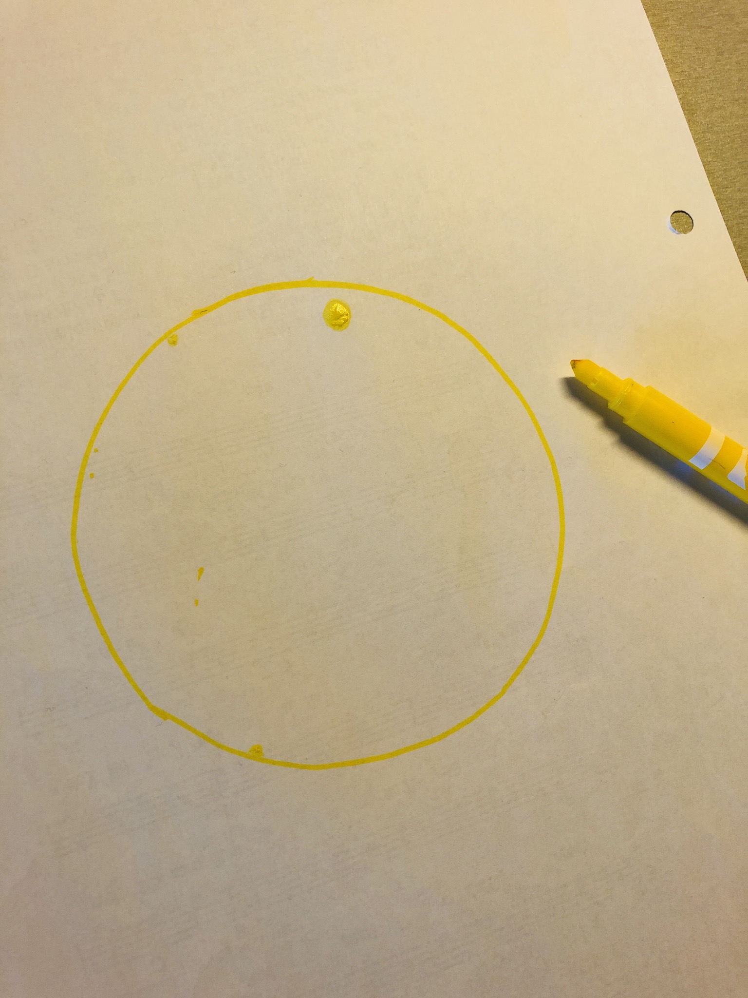 2. Bild zum Schritt 4 für das Bastel- und DIY-Abenteuer für Kinder: 'Übertragt euren Kreis mit einem gelben Stift auf das weiße...'