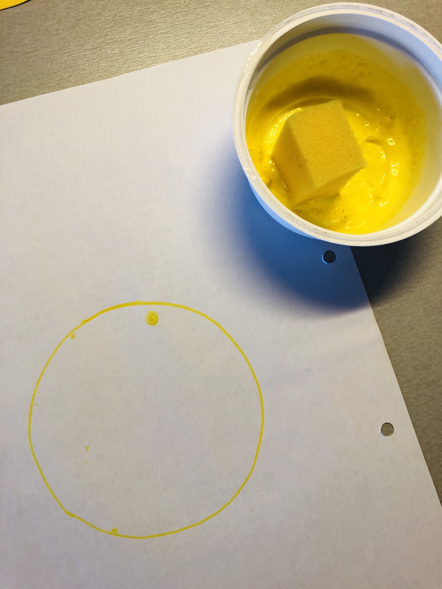 Bild zum Schritt 6 für das Bastel- und DIY-Abenteuer für Kinder: 'Nehmt die gelbe Farbe ( diese sollte nicht zu dickflüssig...'