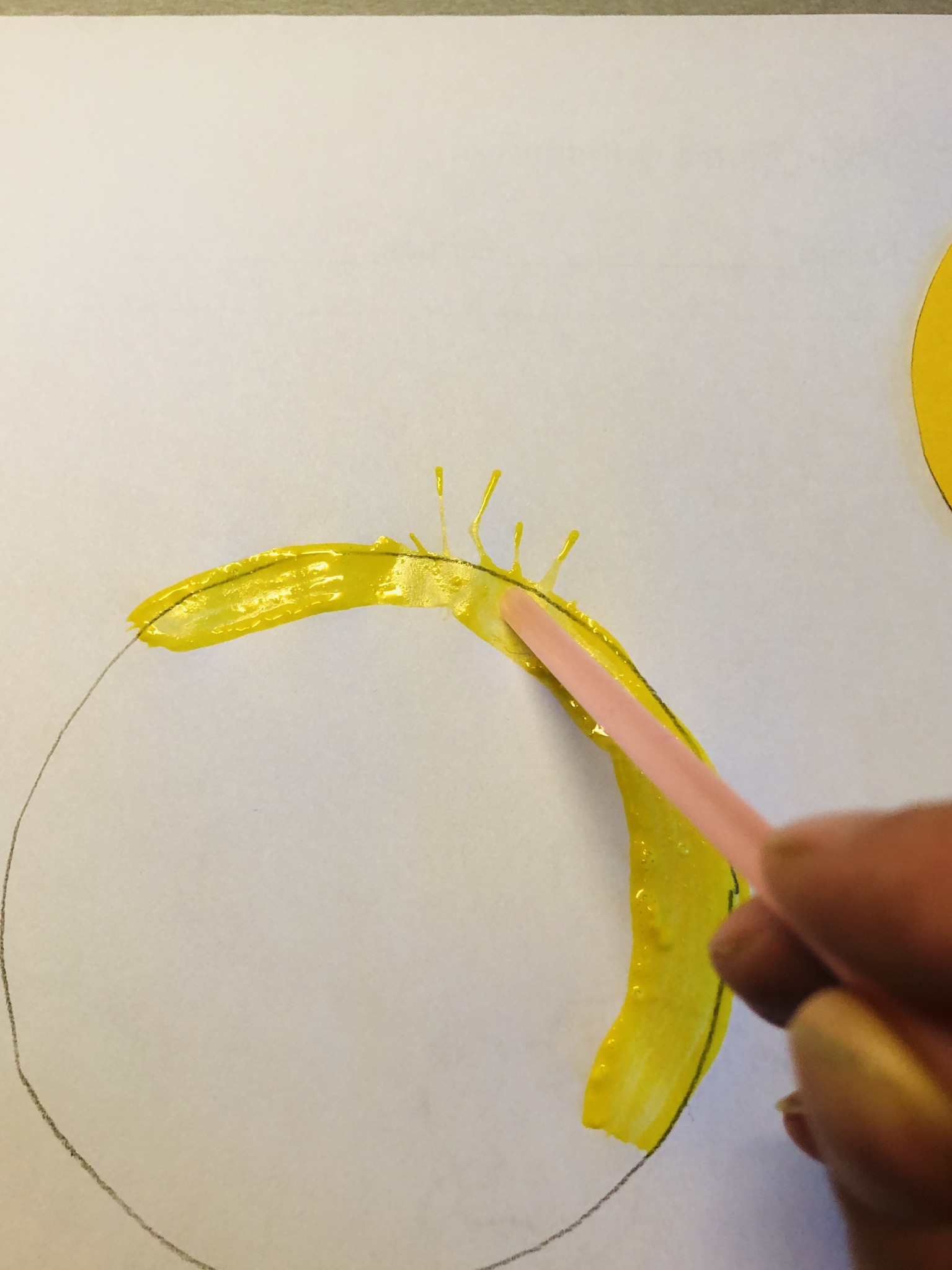 Bild zum Schritt 7 für das Bastel- und DIY-Abenteuer für Kinder: 'Mit einem Pinsel am vorgemalten Kreisrand großzügig Farbe auftragen und...'
