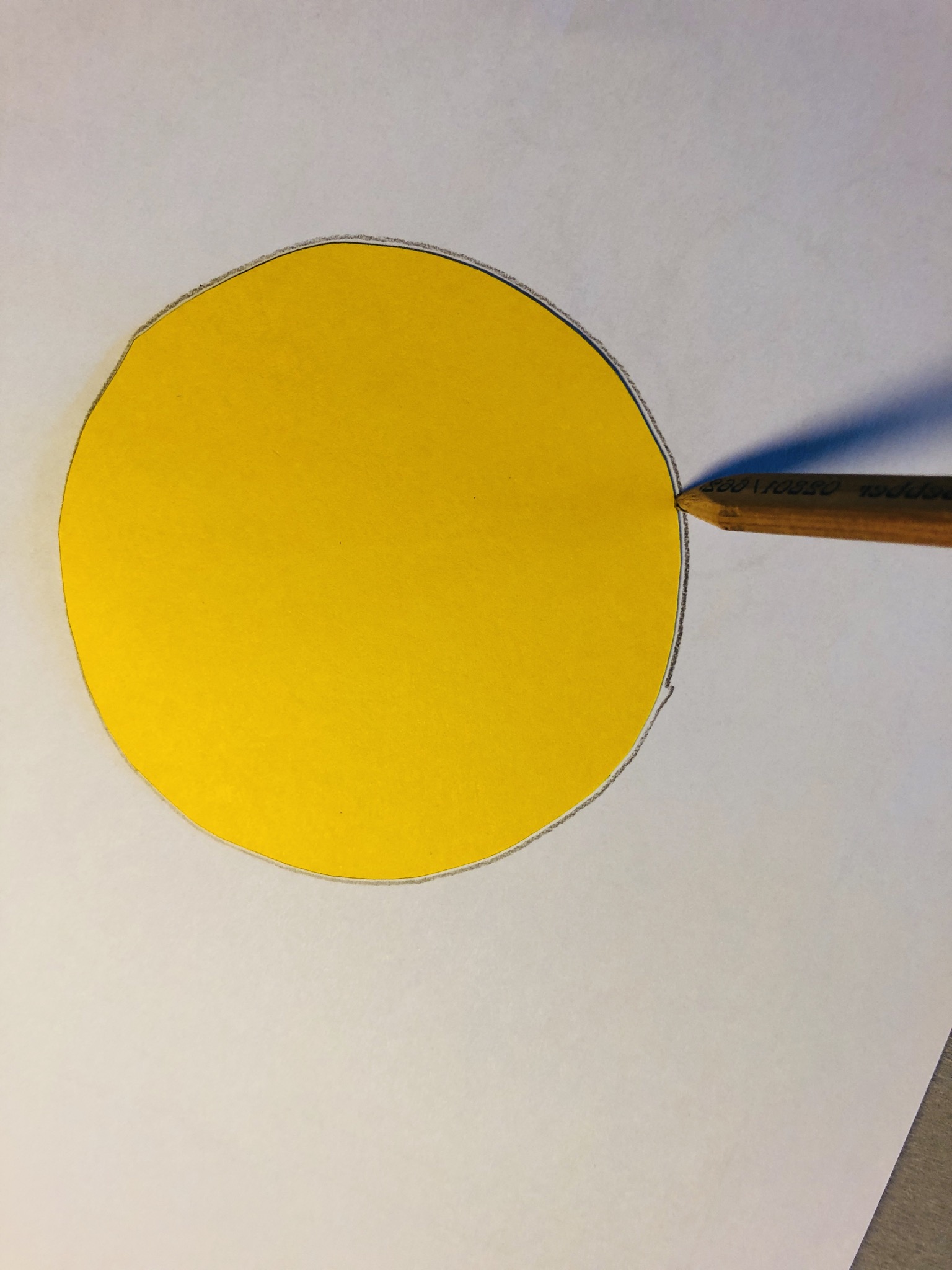 2. Bild zum Schritt 3 für das Bastel- und DIY-Abenteuer für Kinder: 'Den Kreis (unsere Sonne!) auf ein leeres Blatt Papier legen...'