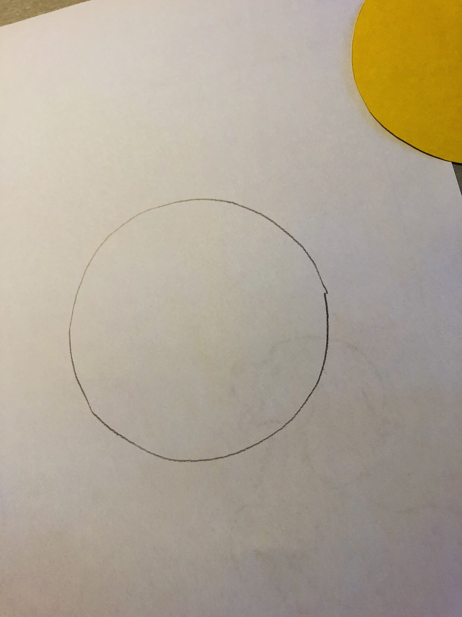 Bild zum Schritt 5 für das Bastel- und DIY-Abenteuer für Kinder: 'Legt den Tonpapier-Kreis zur Seite.'