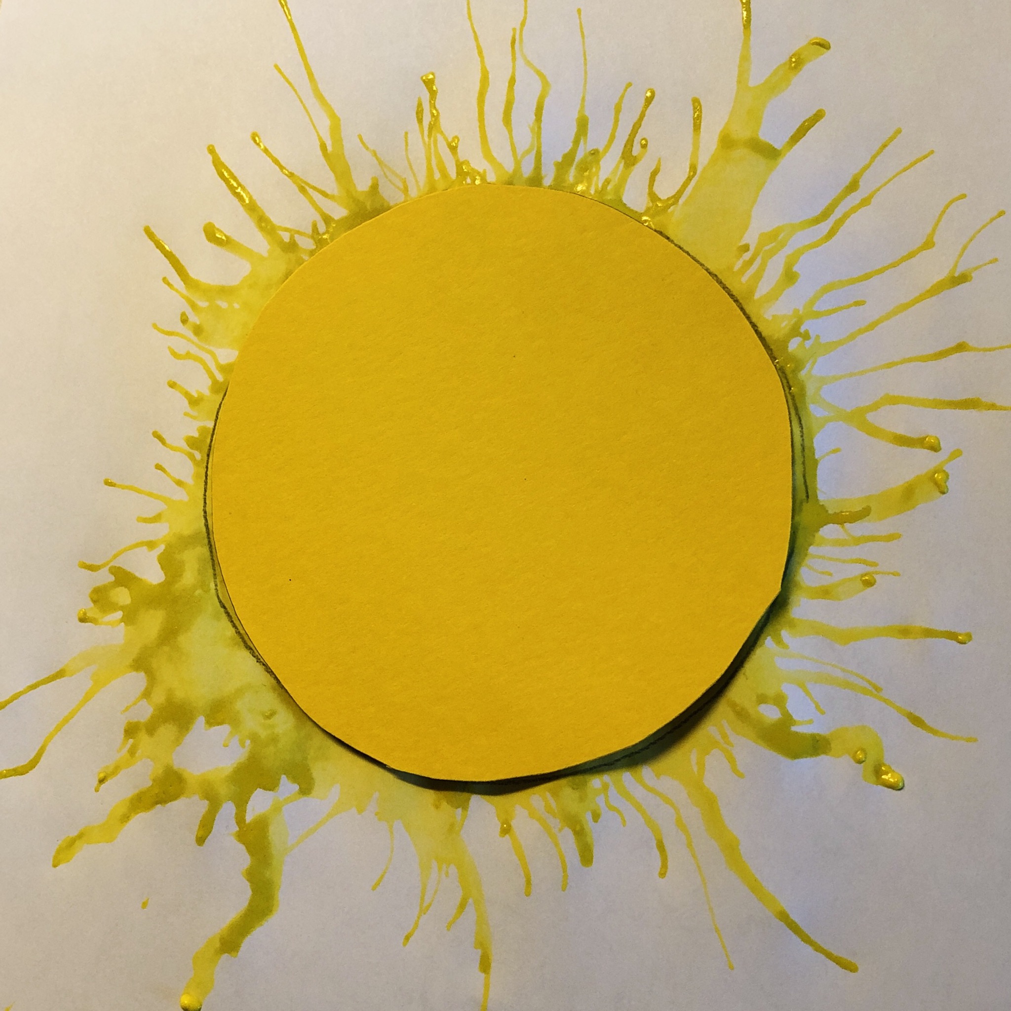 Bild zum Schritt 12 für das Bastel- und DIY-Abenteuer für Kinder: 'Den Tonpapierkreis über die getrocknete Sonnenmitte kleben.'