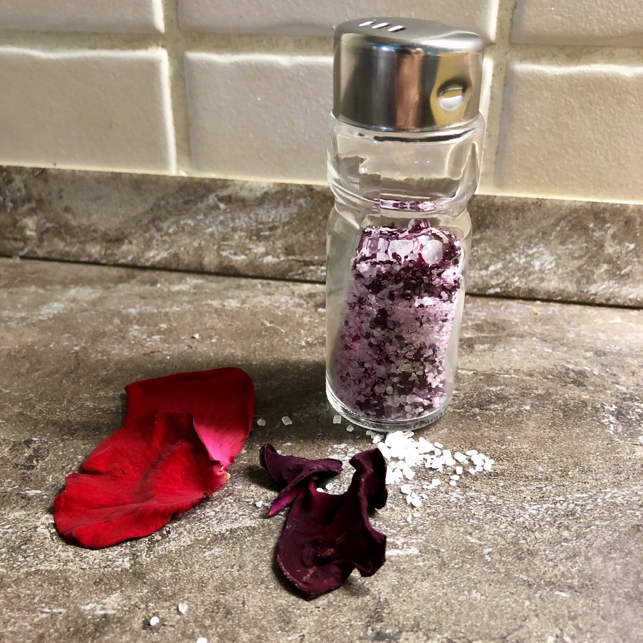 Bild zum Schritt 11 für das Bastel- und DIY-Abenteuer für Kinder: 'Rosensalz ist ein sehr dekoratives Salz, da es durch seine...'
