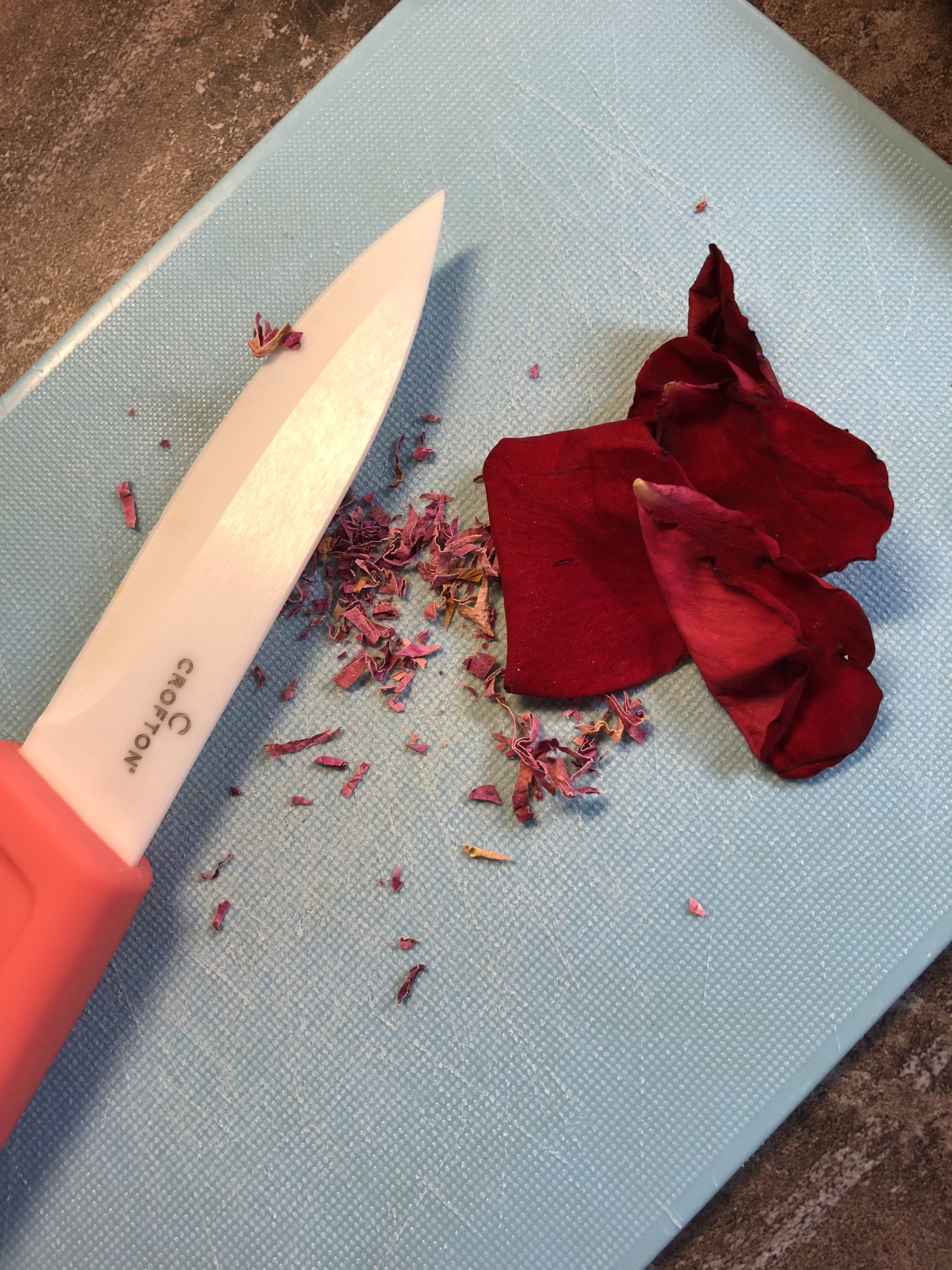 Bild zum Schritt 9 für die Kinder-Beschäftigung: '5-6 frische duftende Rosenblätter mit dem Messer klein schneiden. Ihr...'